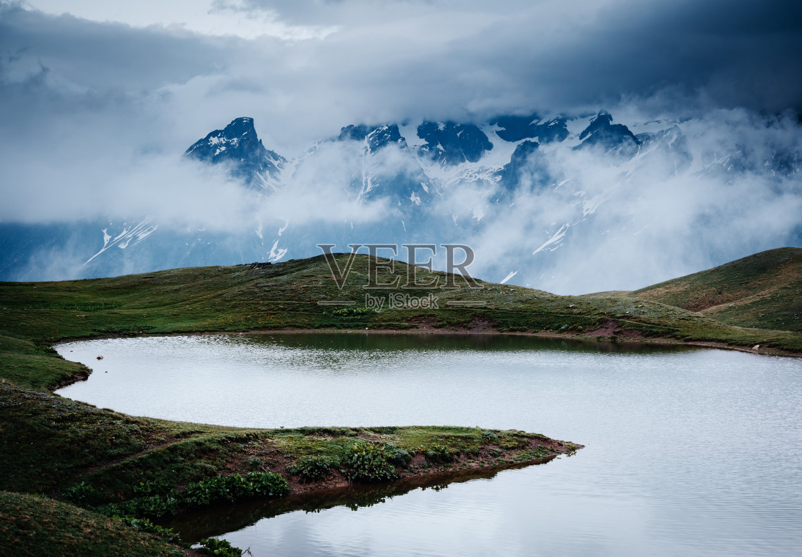 乌斯巴山附近的科卢迪湖。地理位置:上斯瓦内蒂，格鲁吉亚，欧洲。照片摄影图片