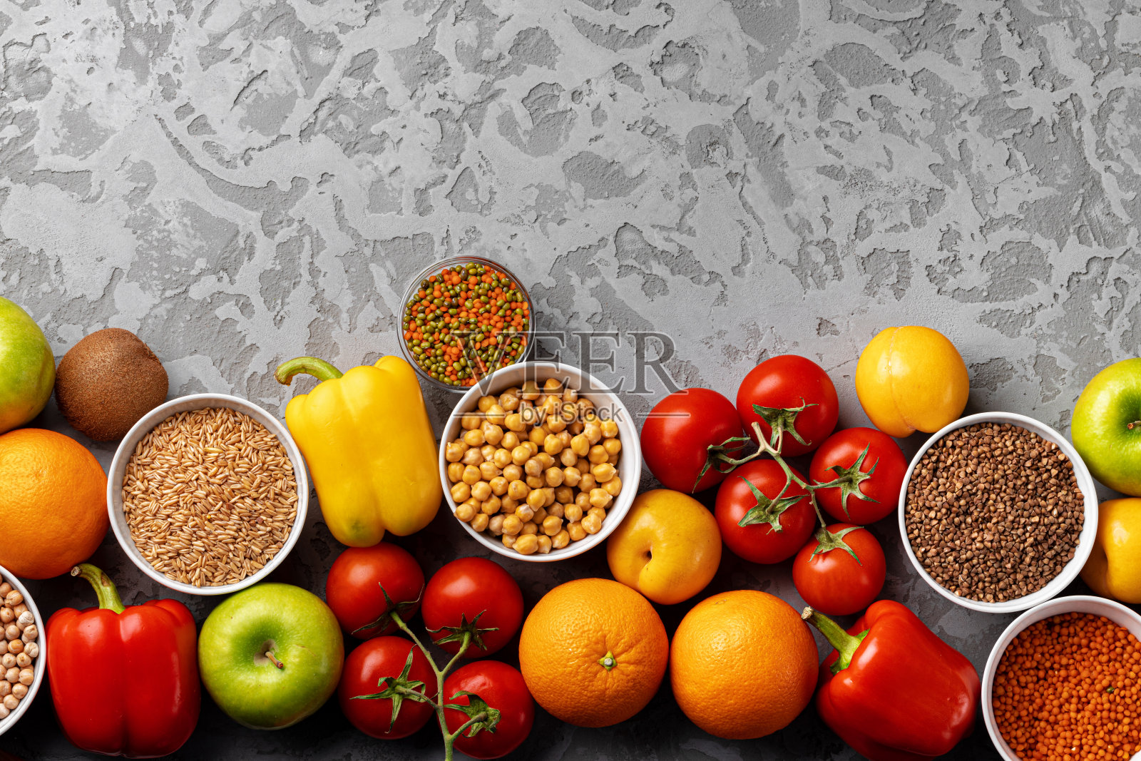 健康饮食。蔬菜和谷物放在桌上照片摄影图片