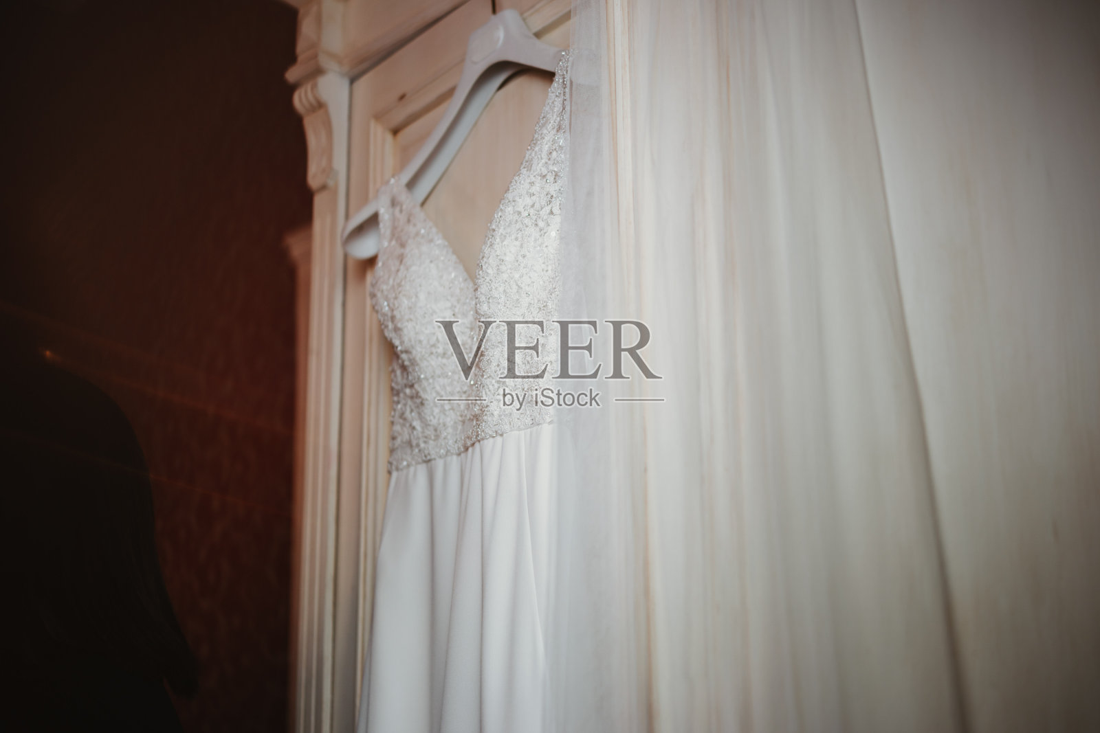 挂在衣柜上的婚纱照片照片摄影图片