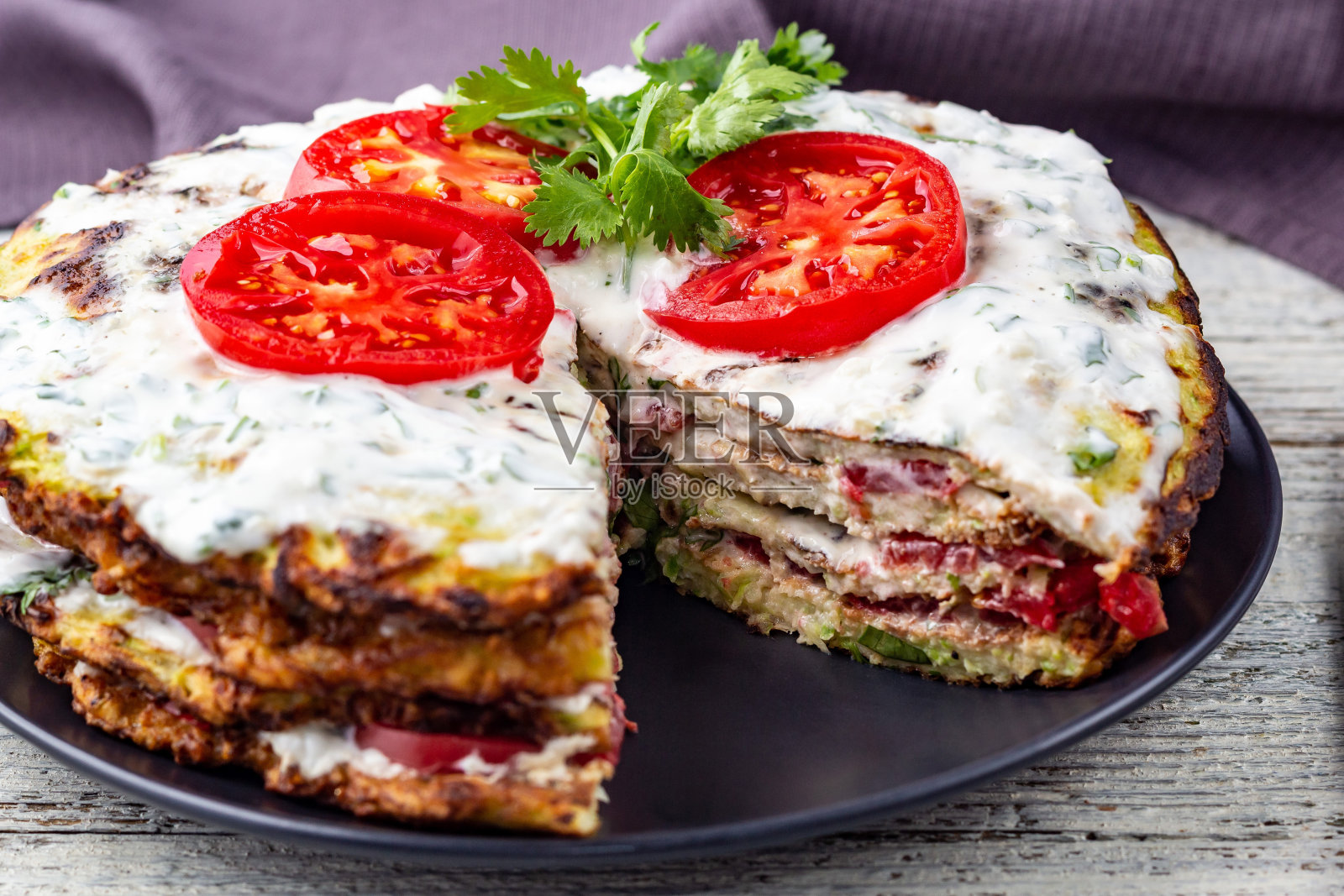 西葫芦蛋糕配上西红柿和新鲜的欧芹，白色的木质背景。照片摄影图片