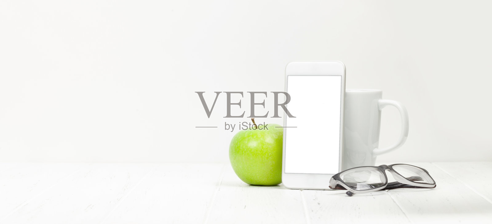 工作场所有智能手机，用品和咖啡杯照片摄影图片