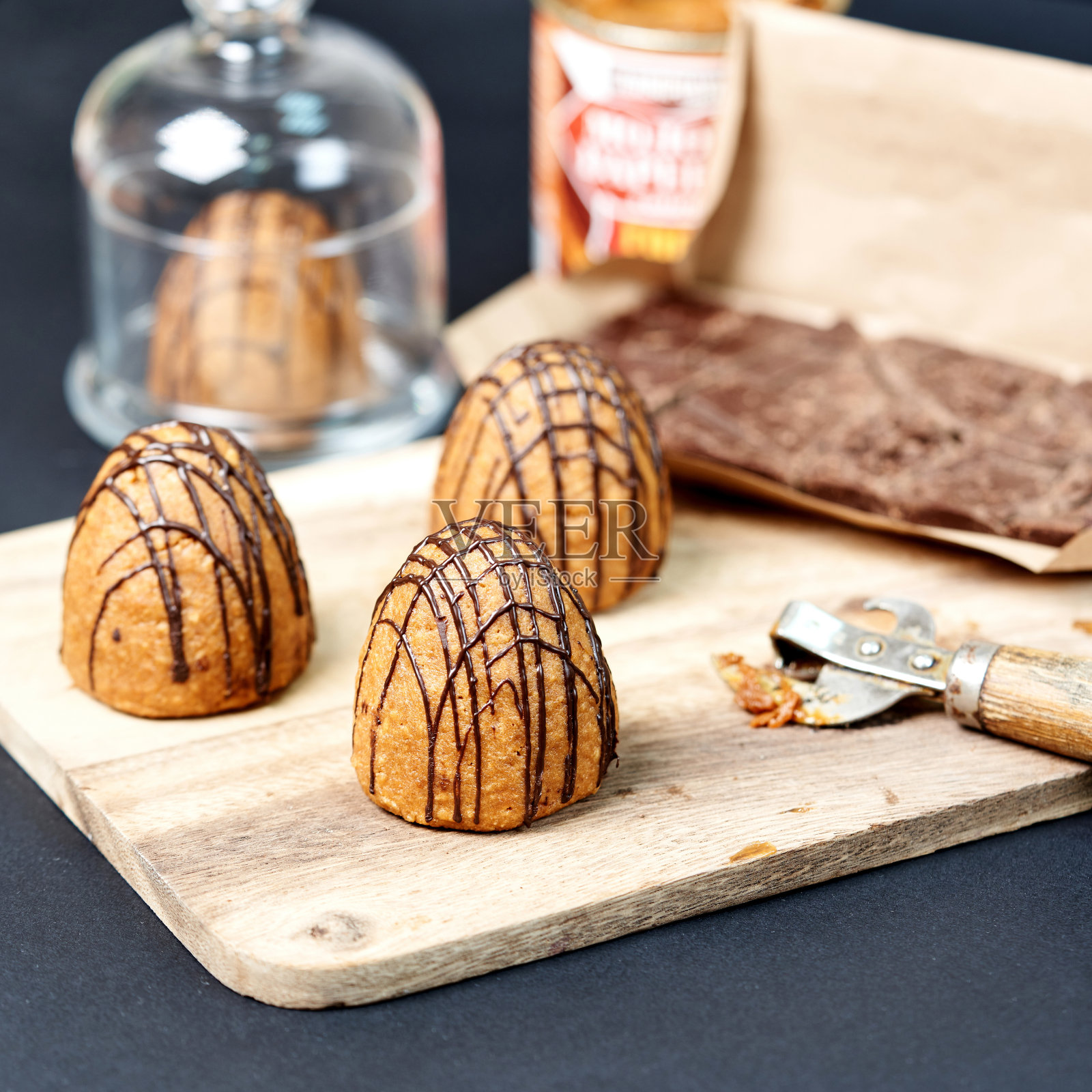 棕色蛋糕蚁丘倒巧克力，一幅静物木板。广场,特写照片摄影图片