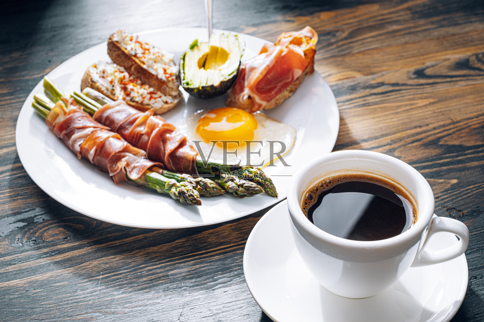 白盘子里裹着火腿的炸芦笋照片摄影图片