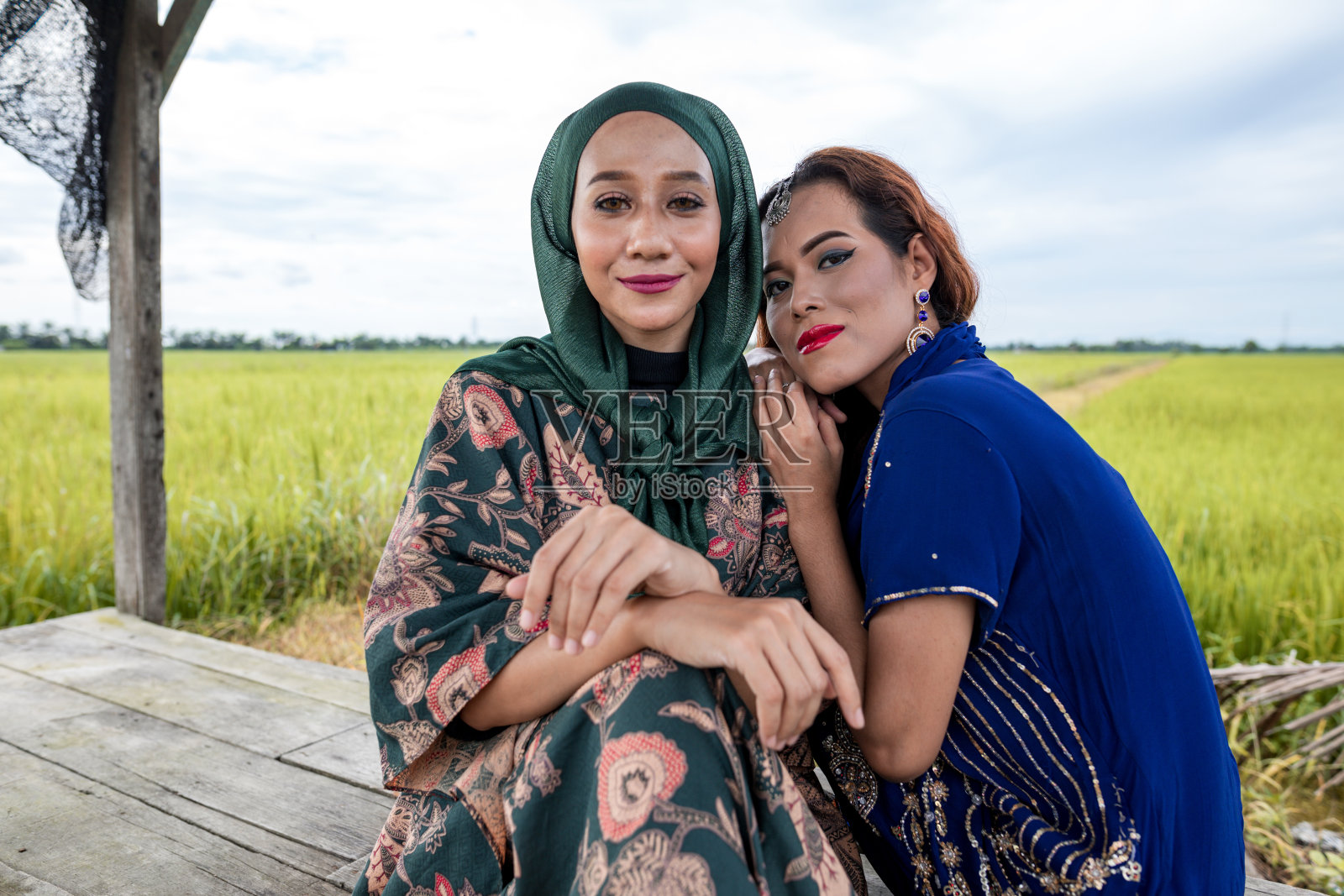 年轻的亚洲妇女拥抱在稻田在村庄照片摄影图片