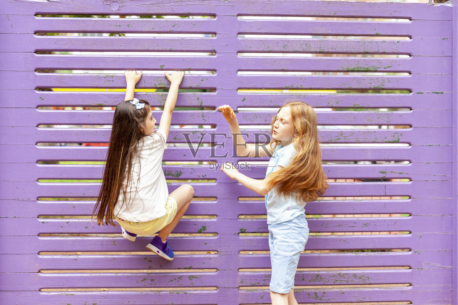 两个女孩在一个攀岩点照片摄影图片