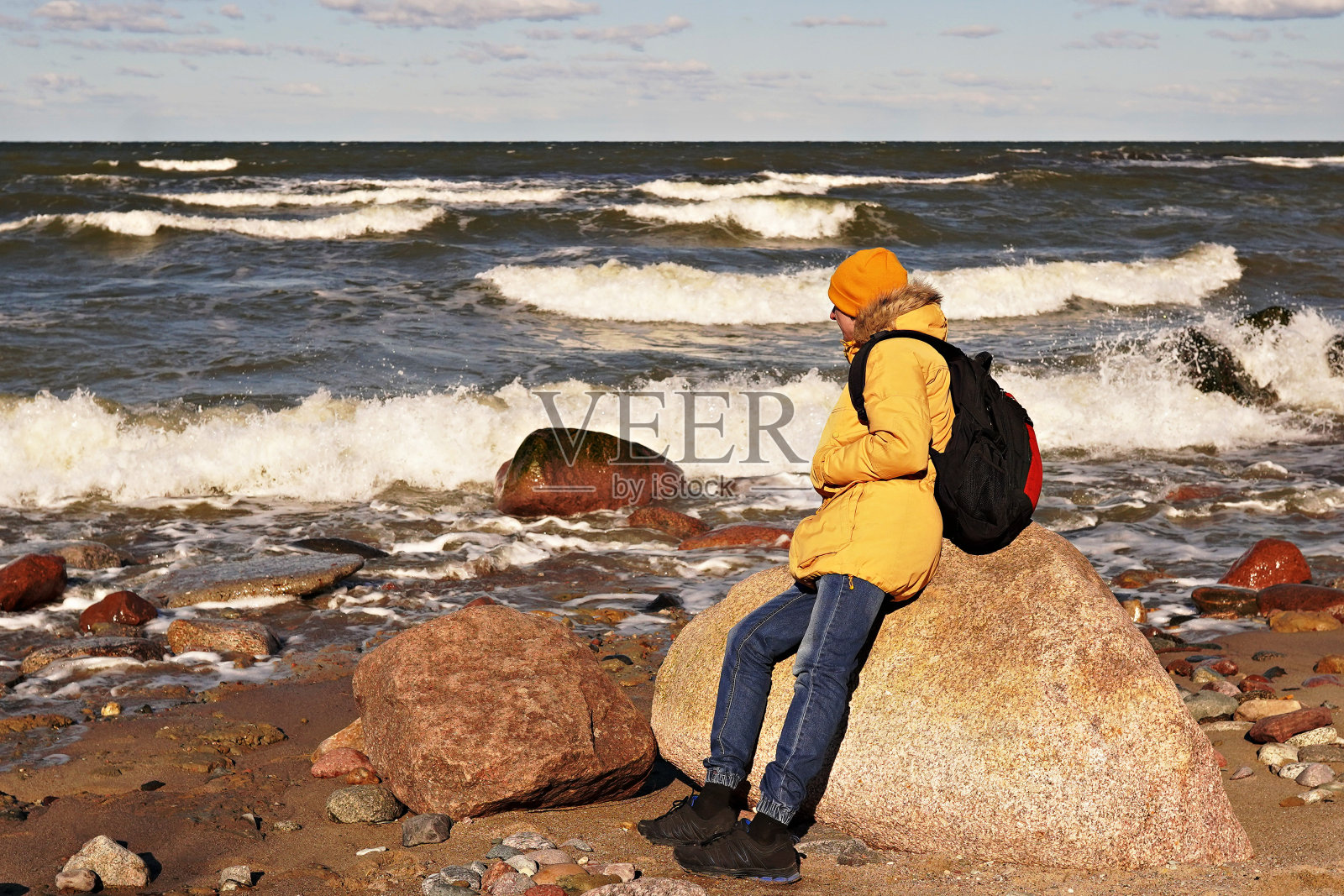 在海上旅行的人遥望远方。照片摄影图片