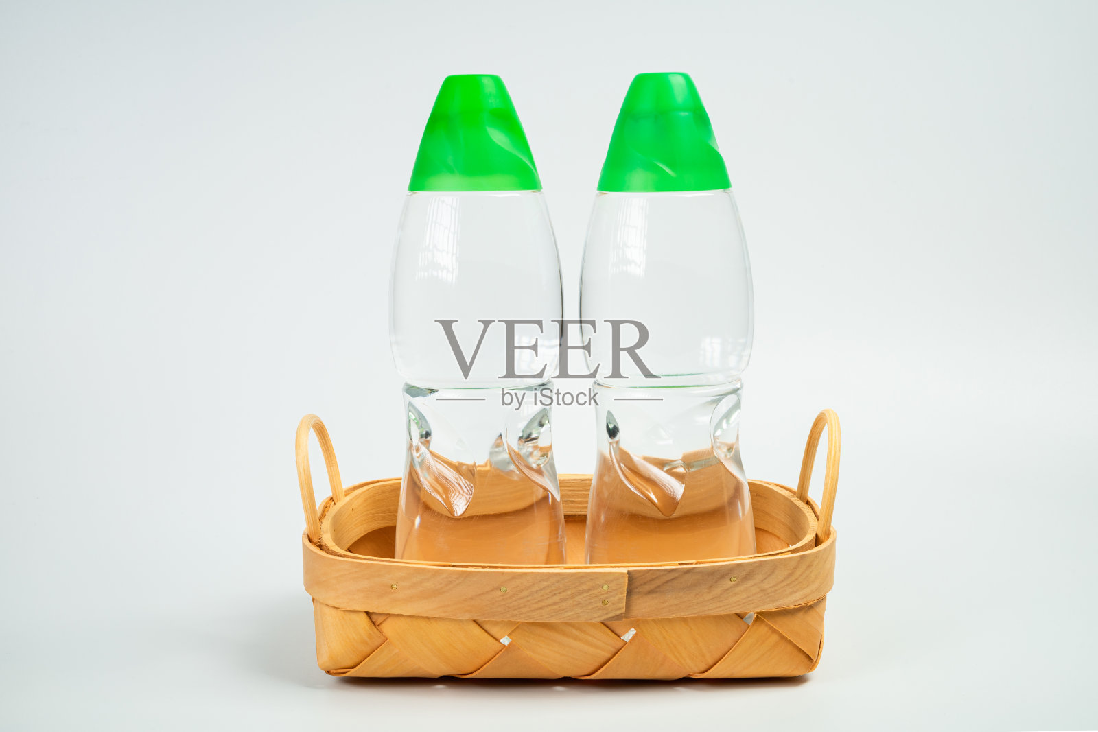 装在篮子里的瓶装饮用水照片摄影图片