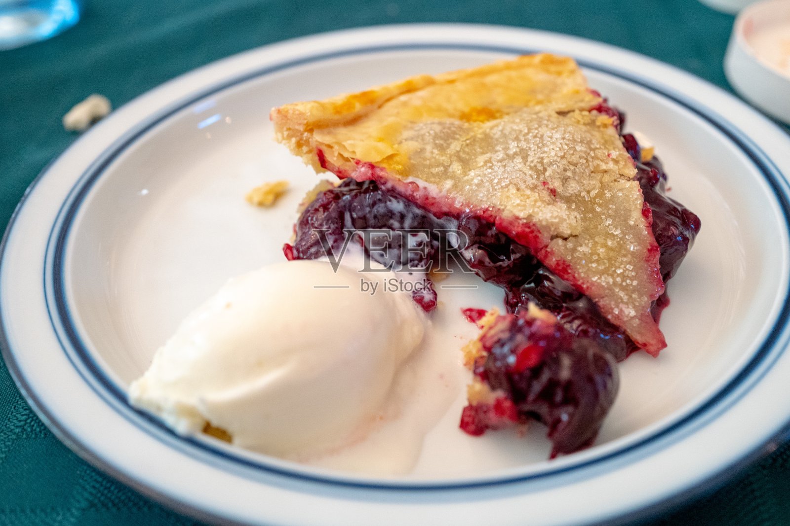 白色盘子上的樱桃派照片摄影图片