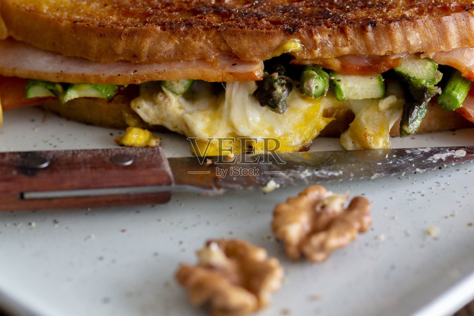 自制早餐:夹有鸡蛋、芦笋和火腿的烤三明治照片摄影图片