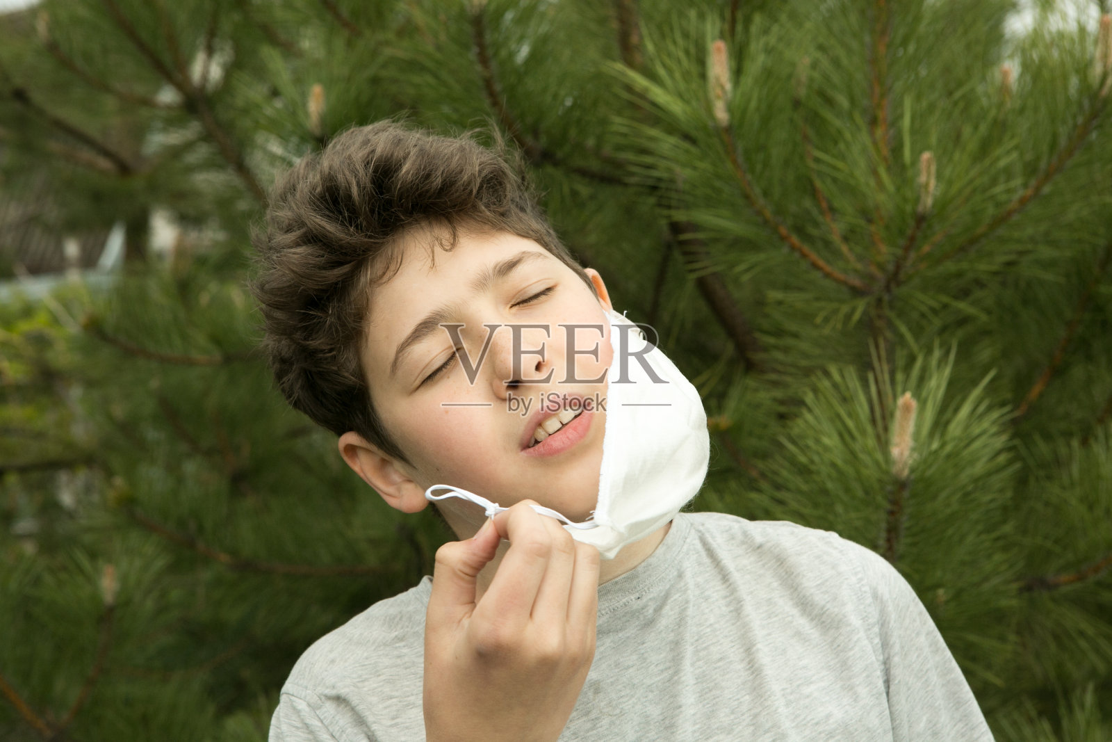 一个年轻人在自然隔离后的喜悦。照片摄影图片