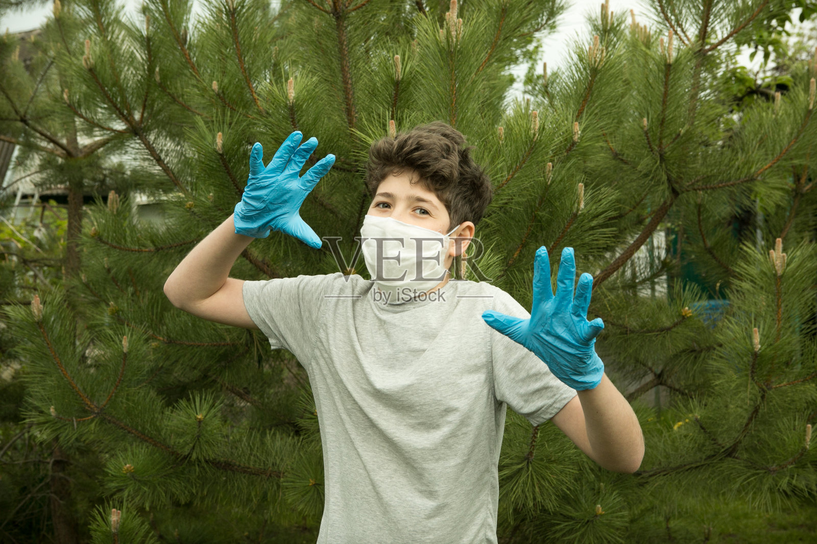 一个年轻人在自然隔离后的喜悦。照片摄影图片