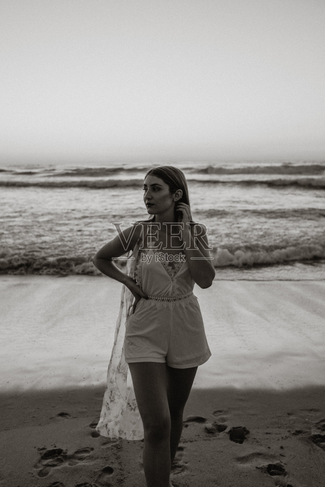 一个年轻女子在海滩上的肖像照片摄影图片