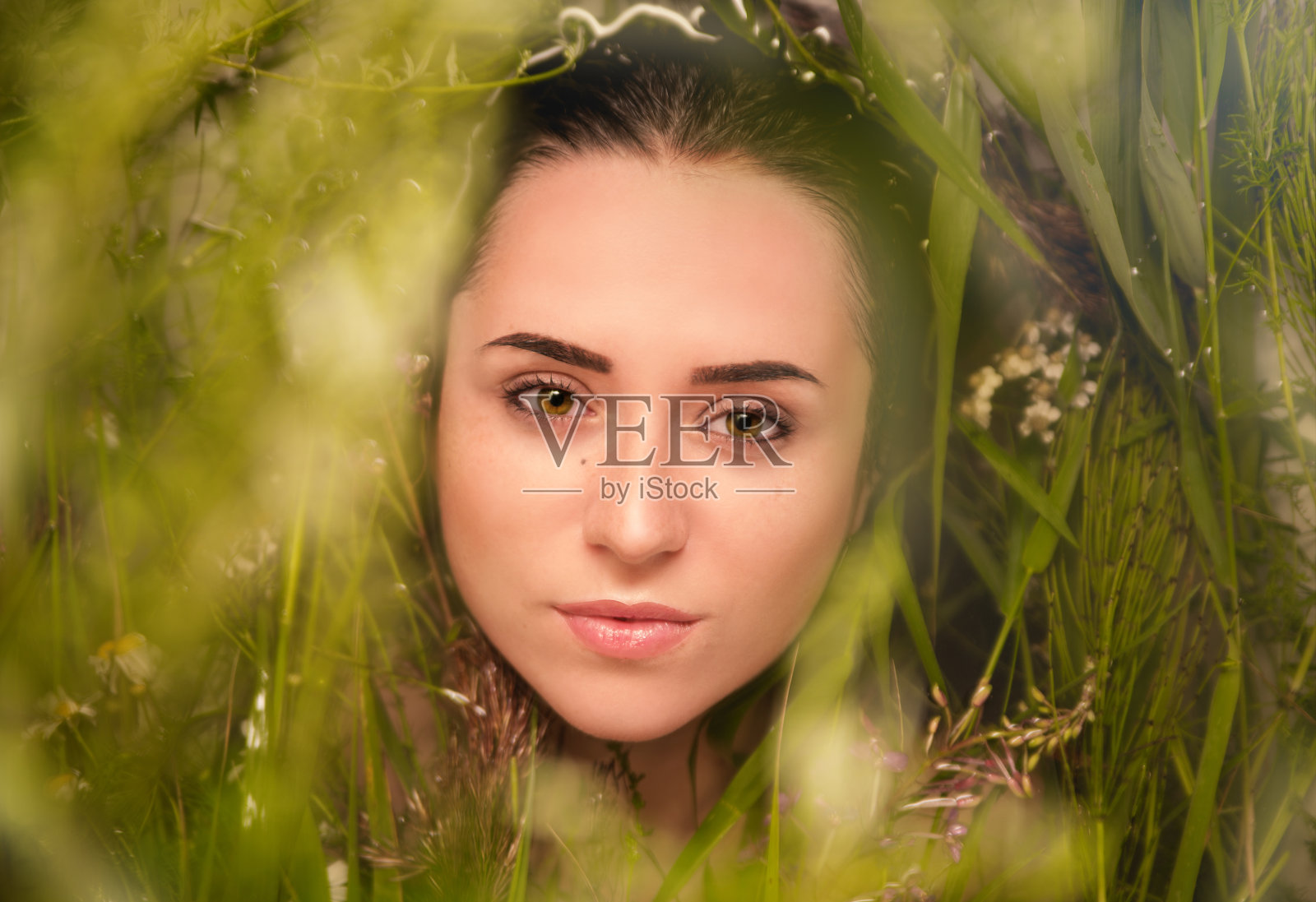 一个穿花的女孩的肖像。照片摄影图片