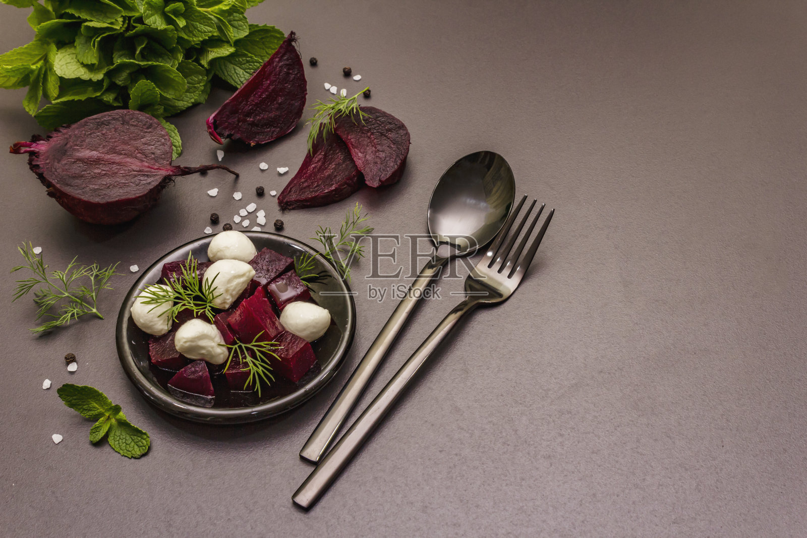 烹饪的背景。烹饪食物的概念。健康的沙拉配烤甜菜根，马苏里拉奶酪，新鲜蔬菜照片摄影图片