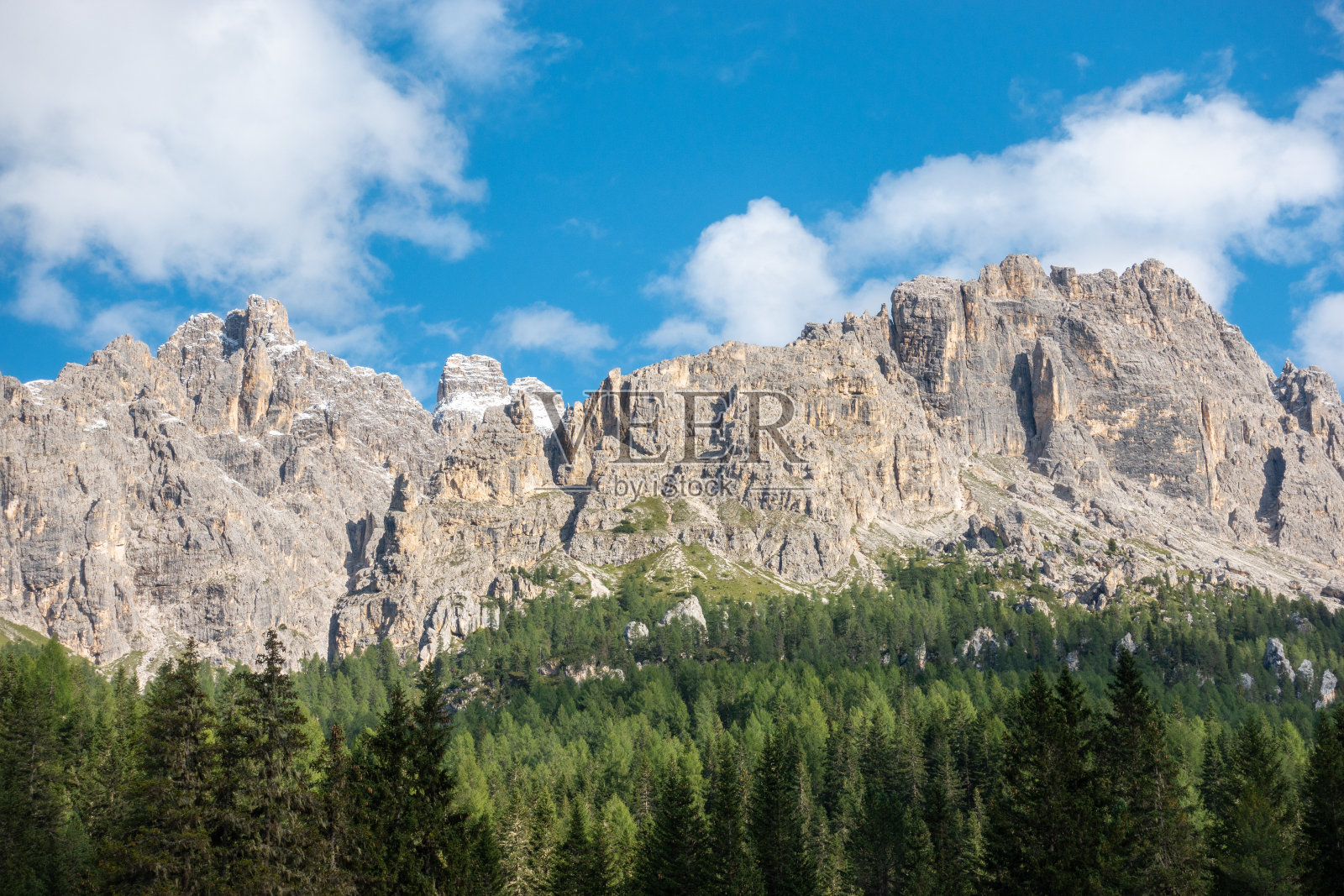 在一个阳光明媚的早晨，白云石山脉的壮丽景色照片摄影图片