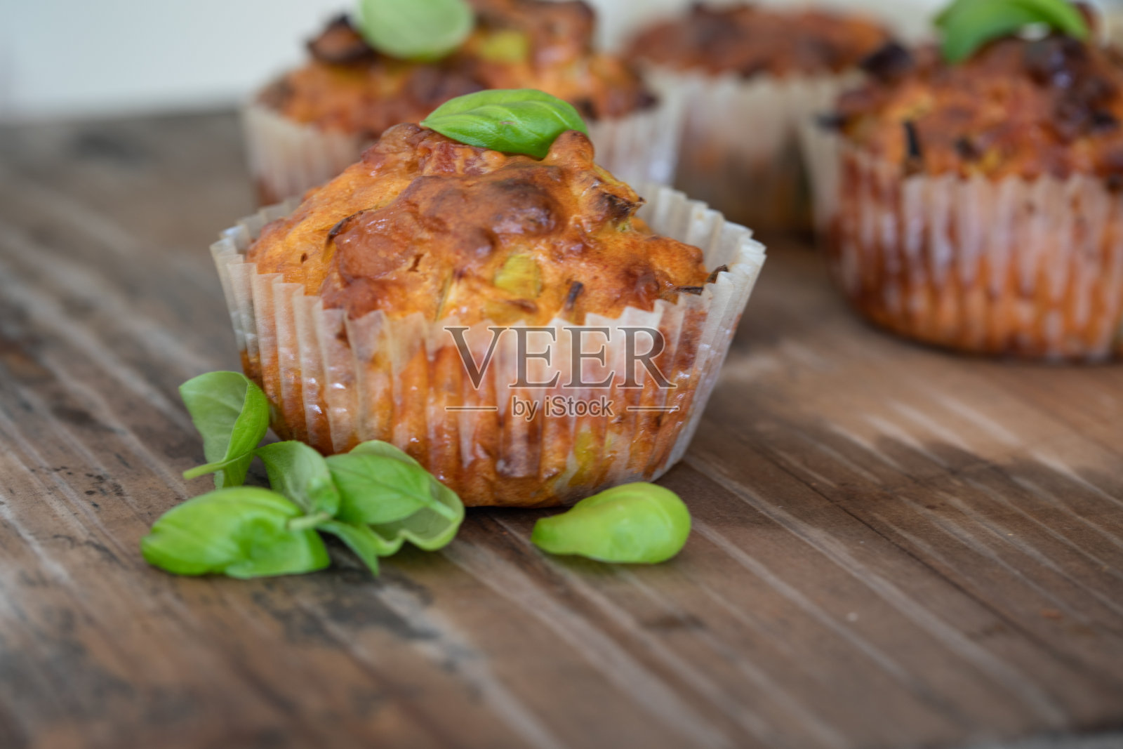 新鲜烘焙的美味松饼。撒上香草，撒上罗勒。健康的松饼。新鲜烘焙的食物照片摄影图片