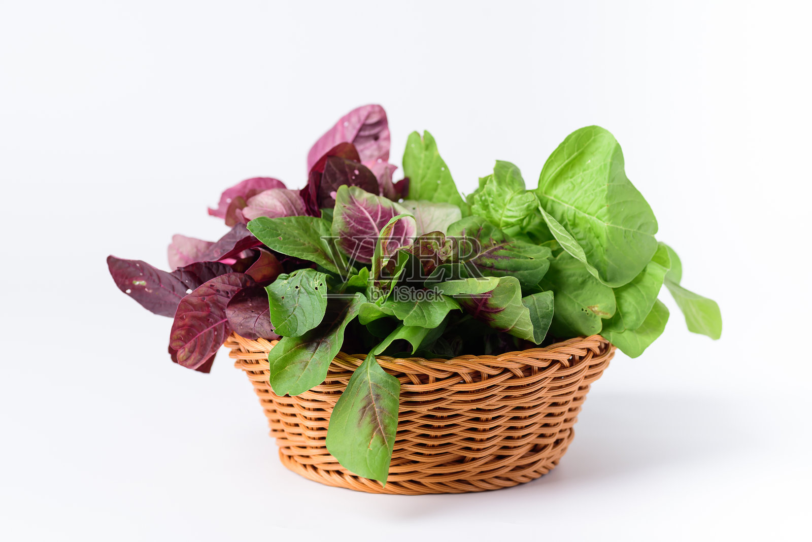 绿色和红色的泰国菠菜叶放在篮子里照片摄影图片