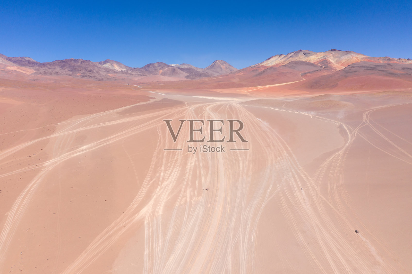 航拍在通往大理沙漠的路上-玻利维亚南部照片摄影图片