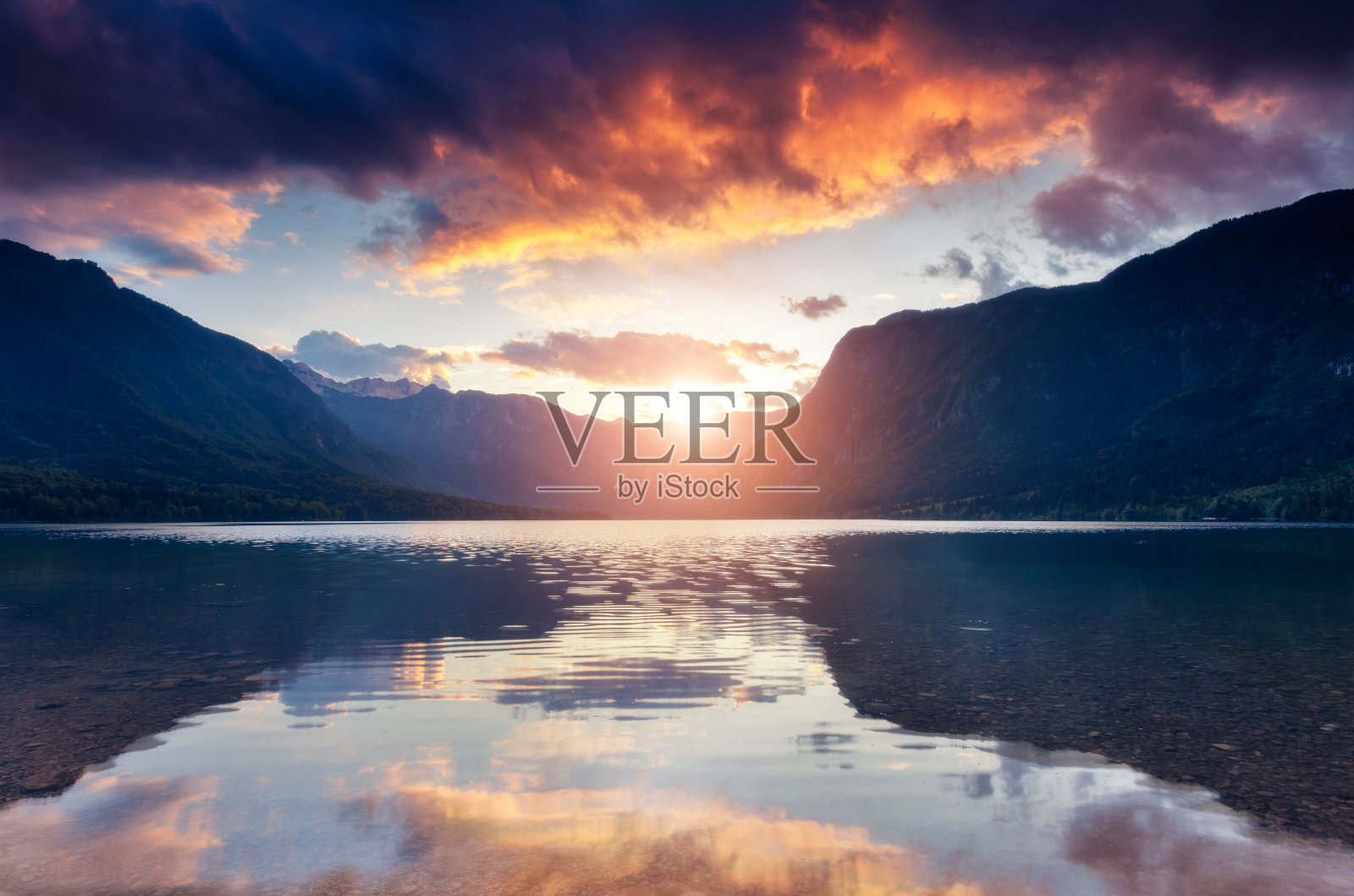 黄昏时分，特里格拉夫国家公园里美丽的山湖。照片摄影图片