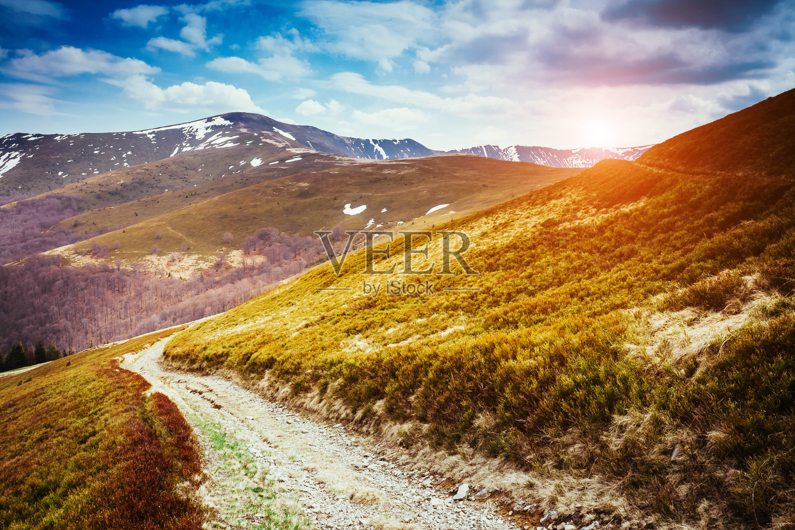 阴沉沉的天空下，山脉的灰暗景象。照片摄影图片