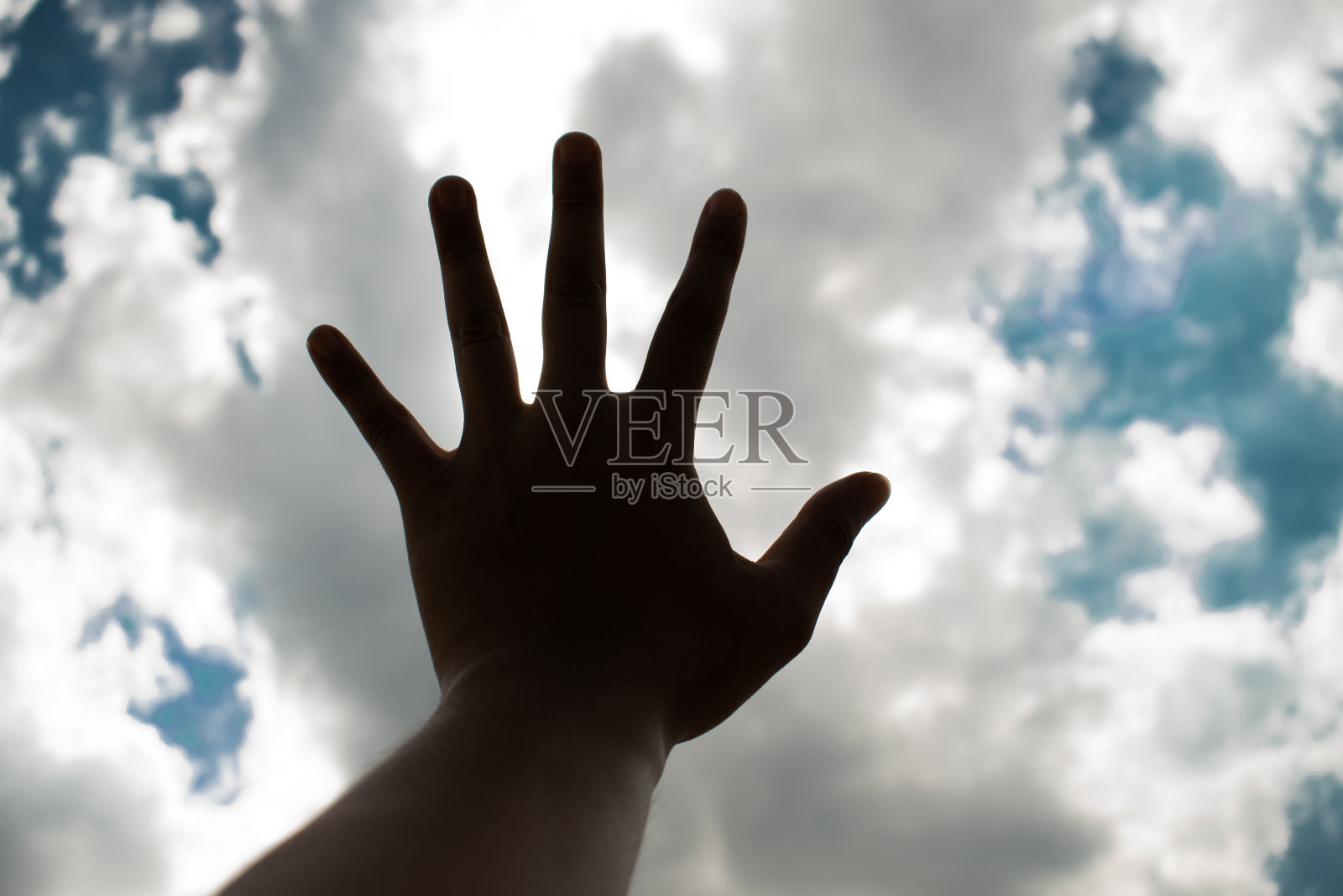 手伸向天空夏日的背景照片摄影图片