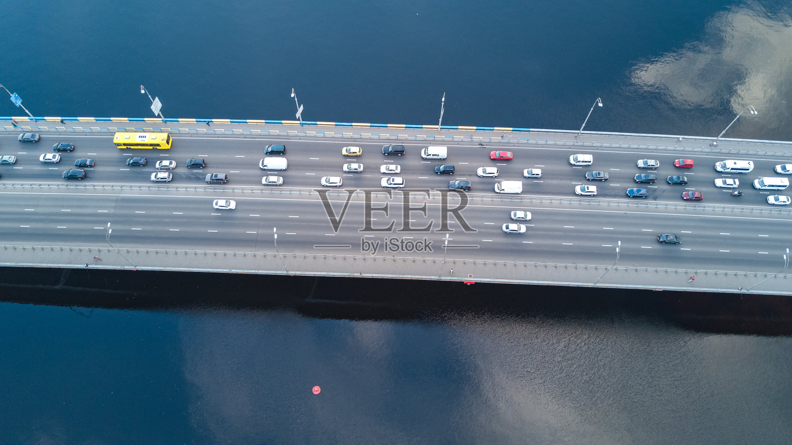 空中俯瞰桥梁道路上的汽车交通，从上面看多辆汽车，城市交通概念照片摄影图片