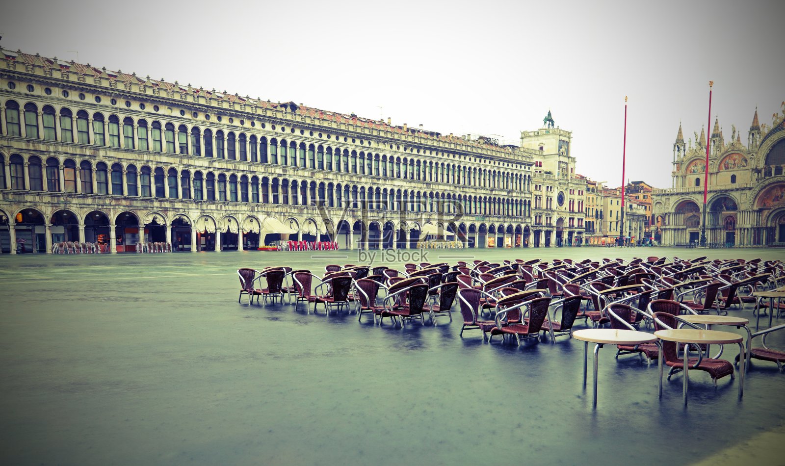 威尼斯被涨潮淹没在圣马可广场照片摄影图片
