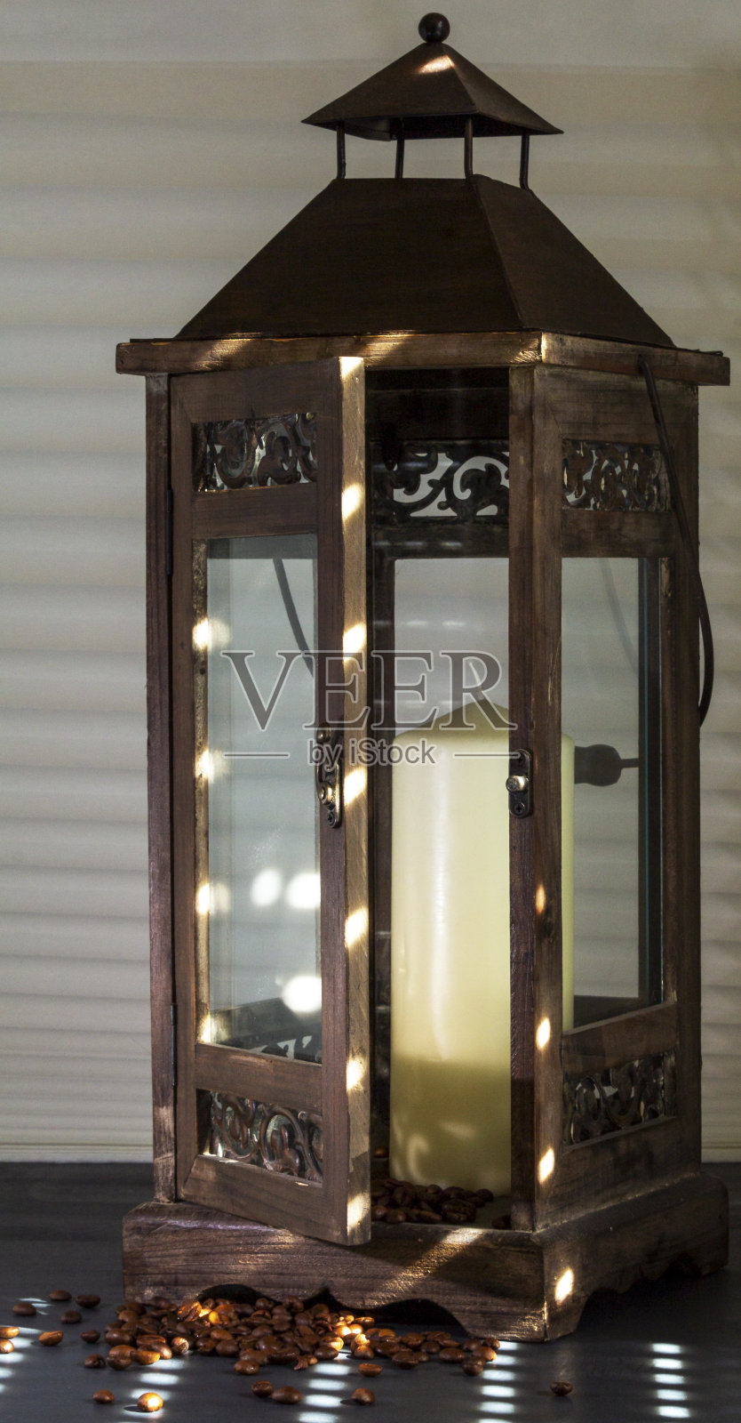 敞开的木灯在阳光下熠熠发光，用蜡烛和咖啡豆作为装饰照片摄影图片