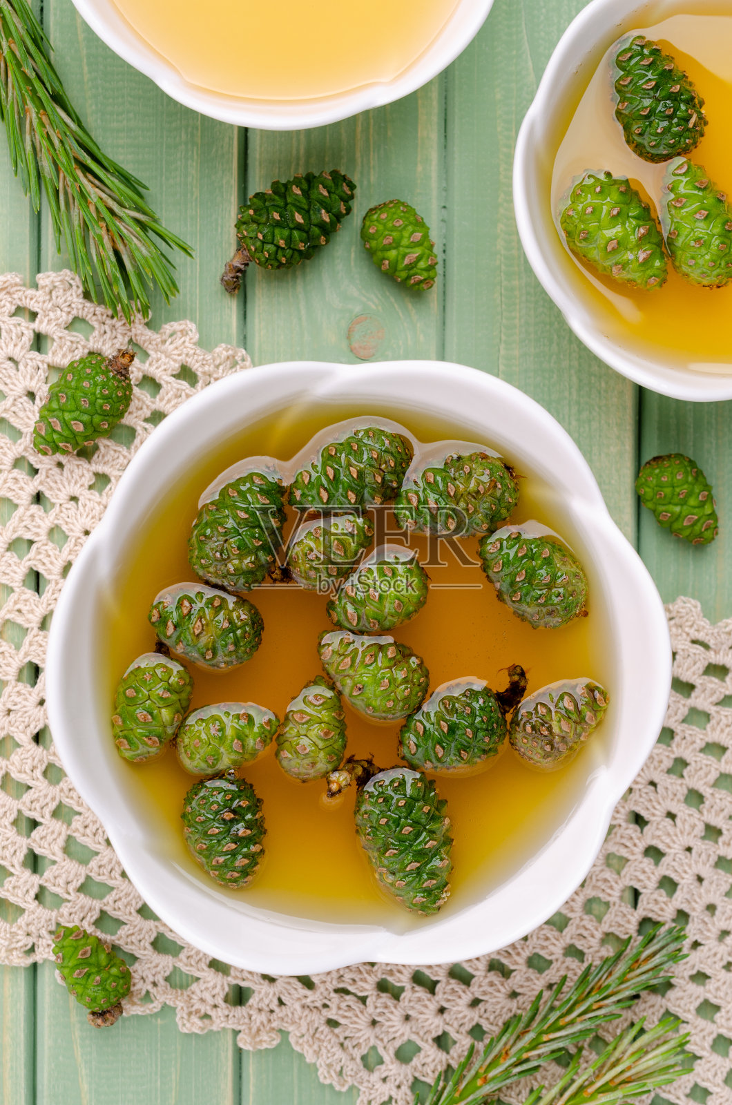 黄色糖浆中的绿色球果照片摄影图片