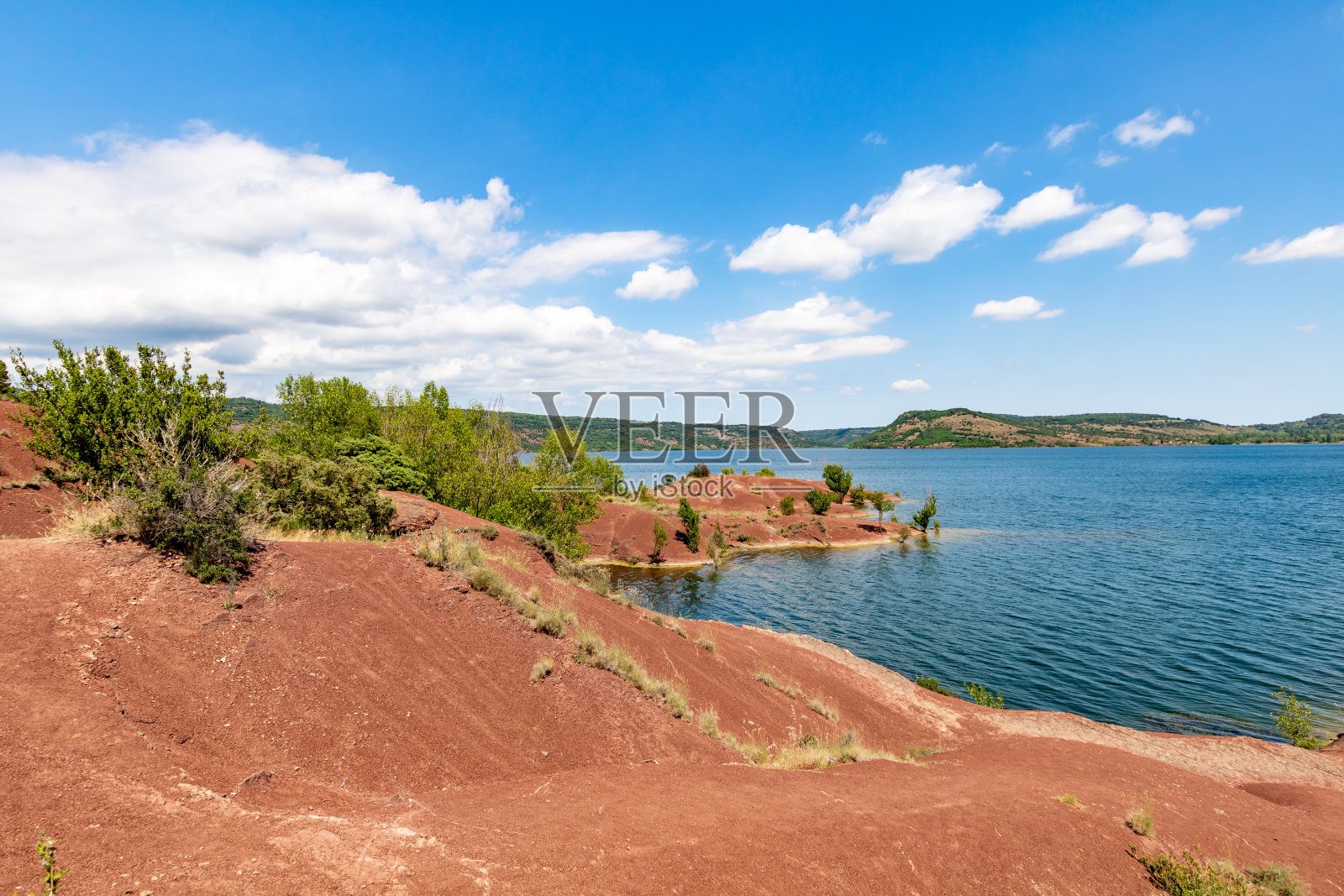 萨拉古湖的红色岩石景观(法国奥西塔尼)照片摄影图片