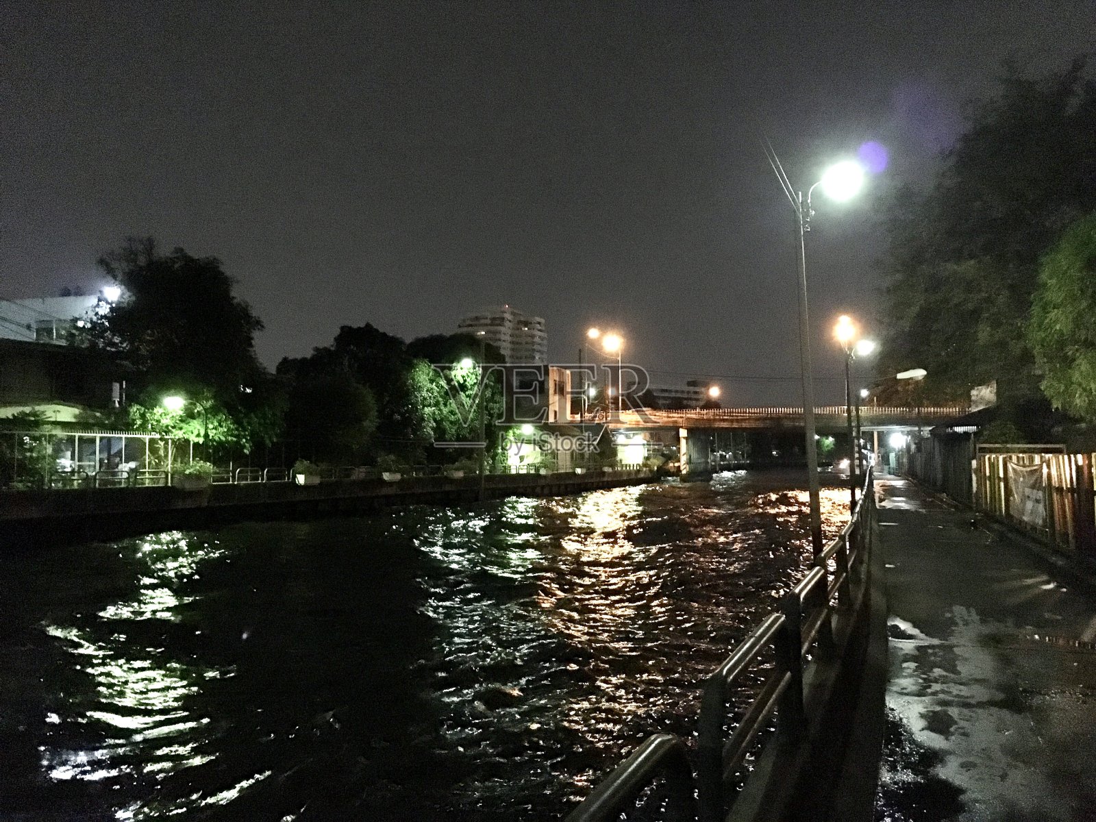 走廊边的孔龙Saen Saeb在晚上的时间照片摄影图片