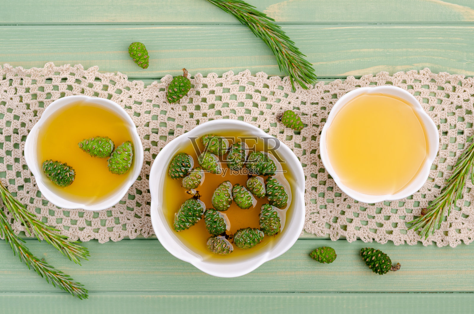 黄色糖浆中的绿色球果照片摄影图片