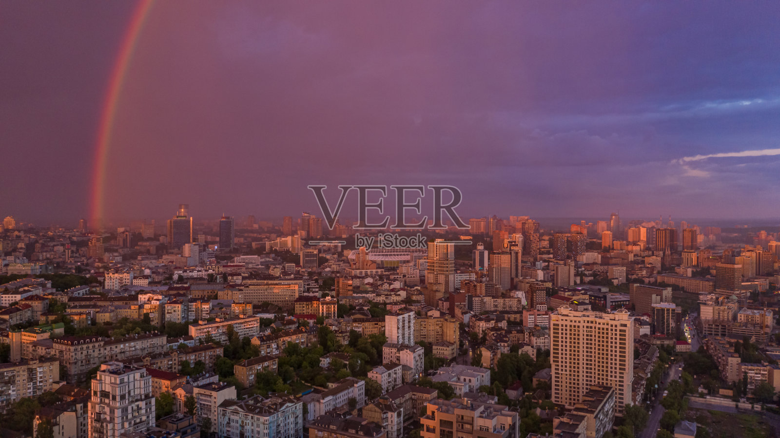 乌克兰基辅，彩虹和令人惊叹的粉色天空照片摄影图片