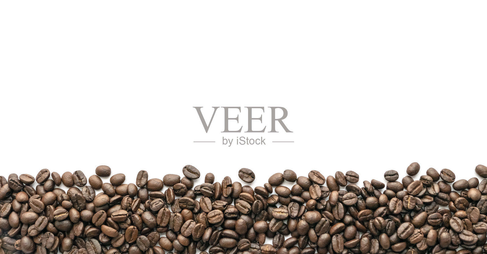 在白面包上烤咖啡豆。照片摄影图片