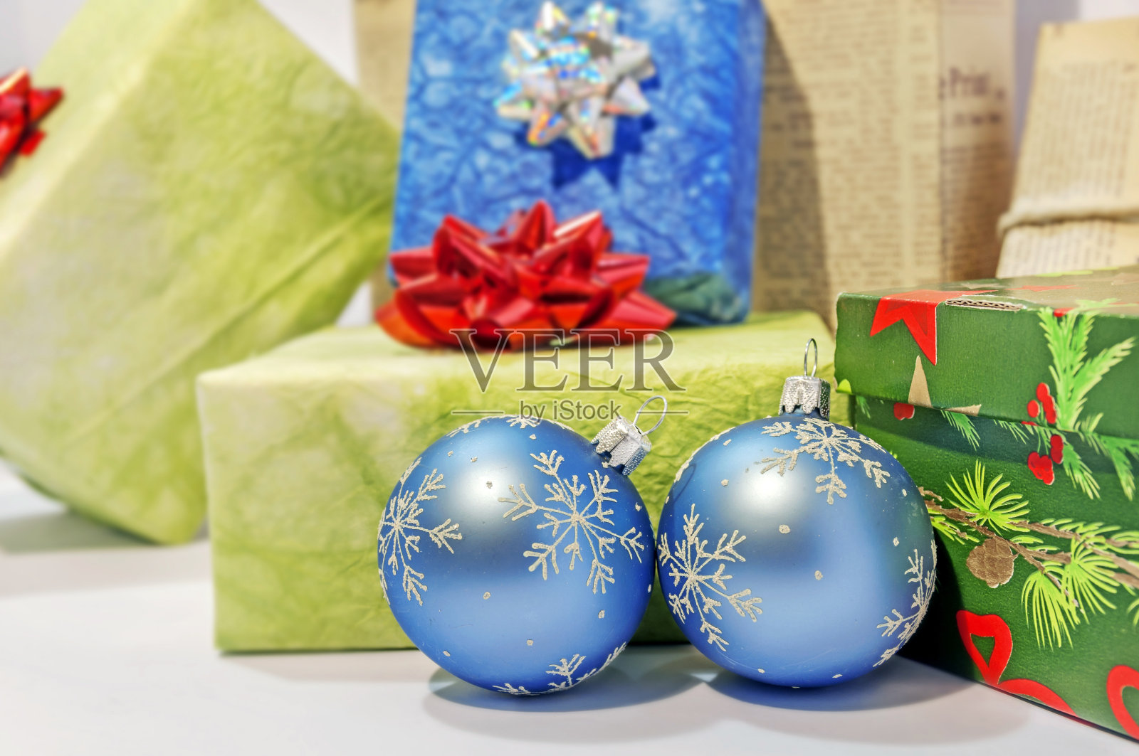 礼物盒和圣诞球，孤立在白色照片摄影图片