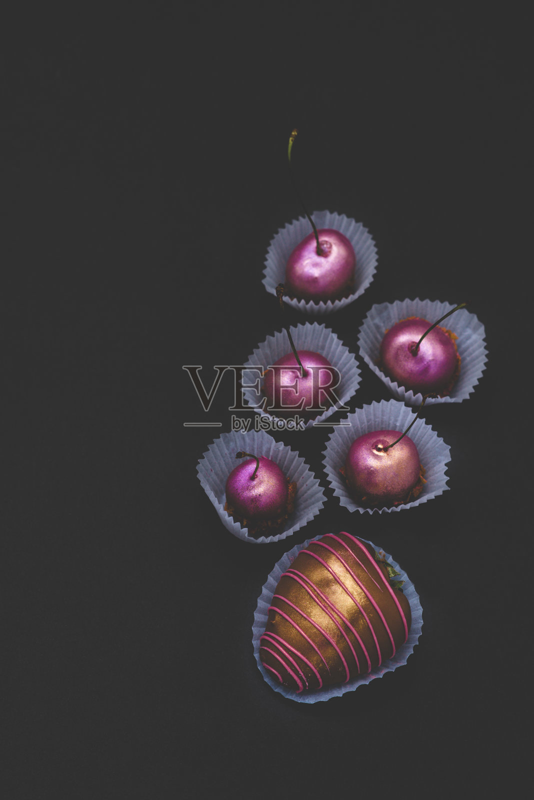 巧克力樱桃。巧克力草莓。照片摄影图片