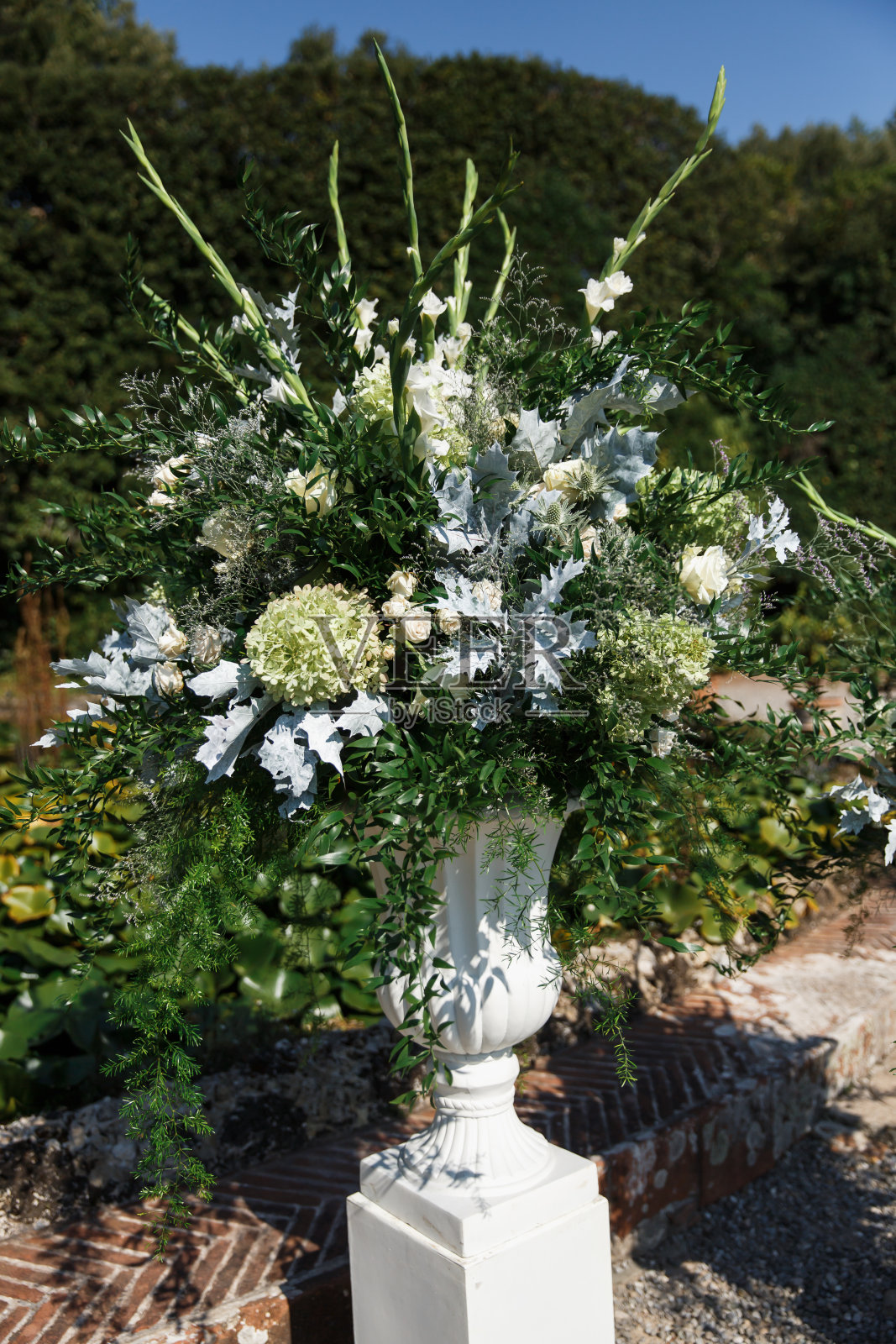 美丽的鲜花装饰婚礼场地和仪式，细节照片摄影图片