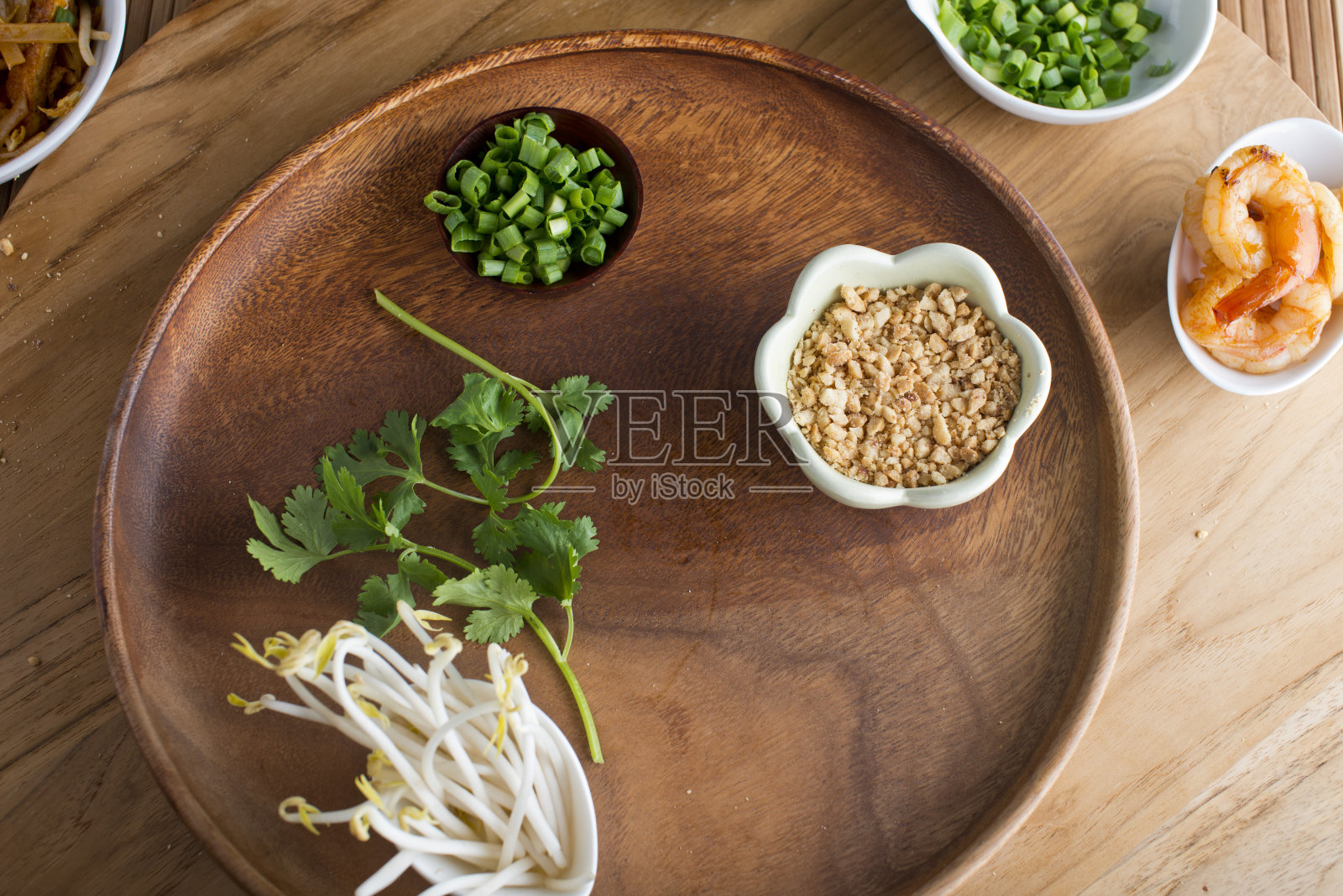 泰国菜的配料或配菜经典的越南餐厅食材或配菜。蒜瓣，柠檬草条，泡菜，香菇，香菜，玉米，盐。照片摄影图片