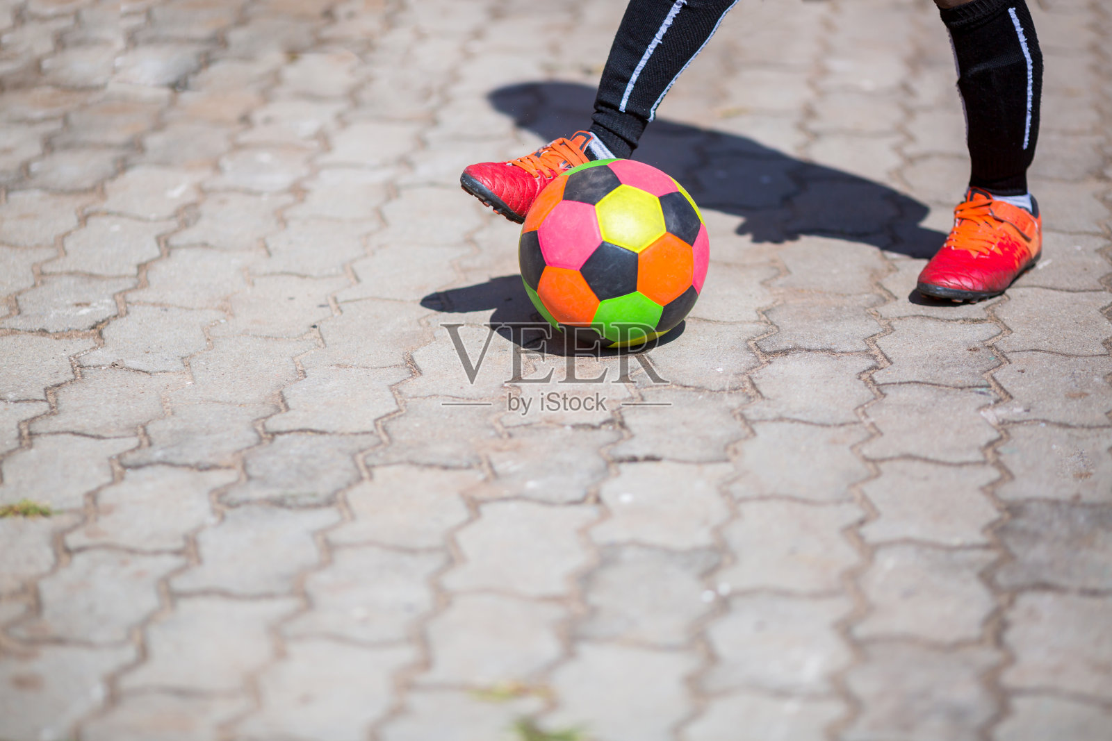 足球运动员控制多色球。照片摄影图片