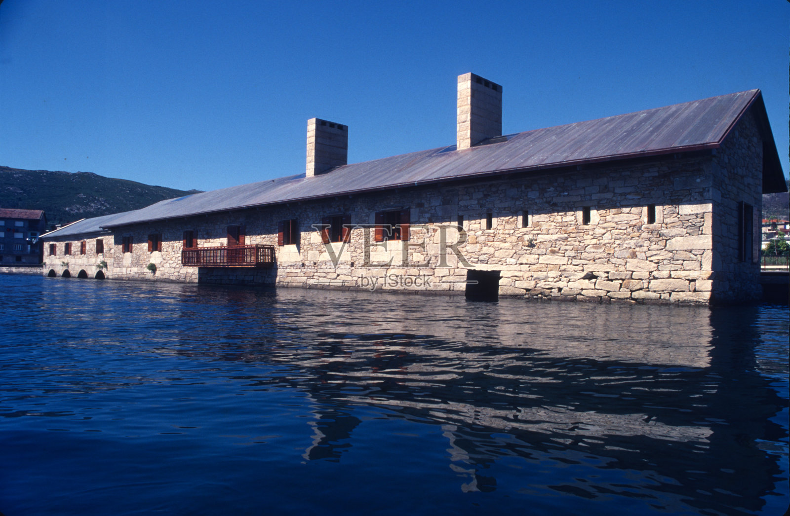 在西班牙加利西亚的穆罗斯里亚斯拜萨斯地区，海浪磨坊Pozo do Cachon照片摄影图片