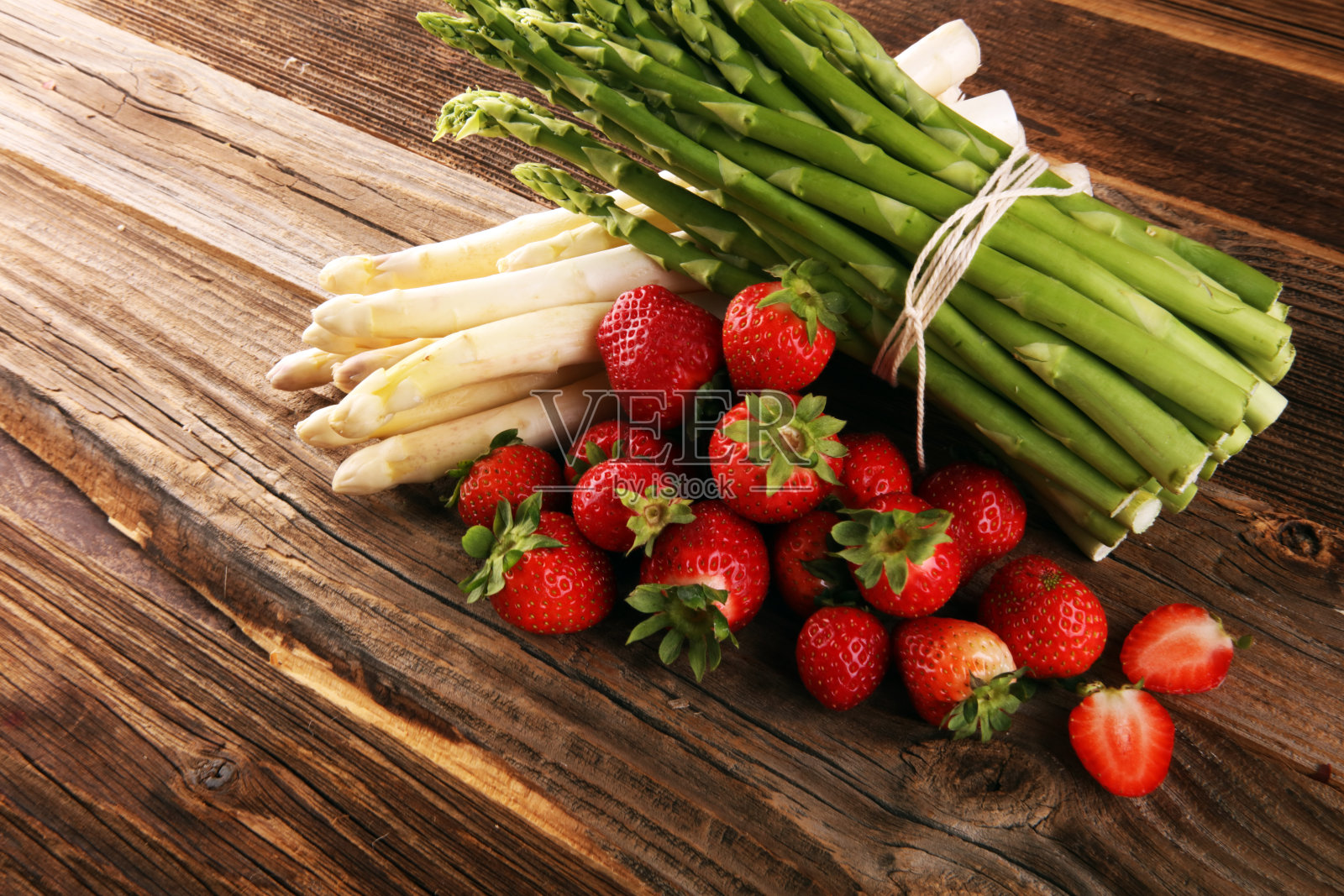 白绿芦笋配草莓照片摄影图片