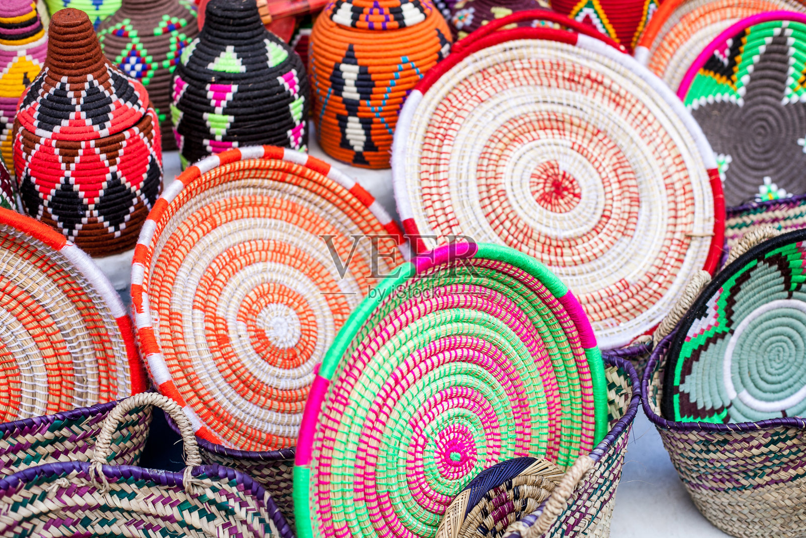 阿拉伯集市上的柳条盘子照片摄影图片