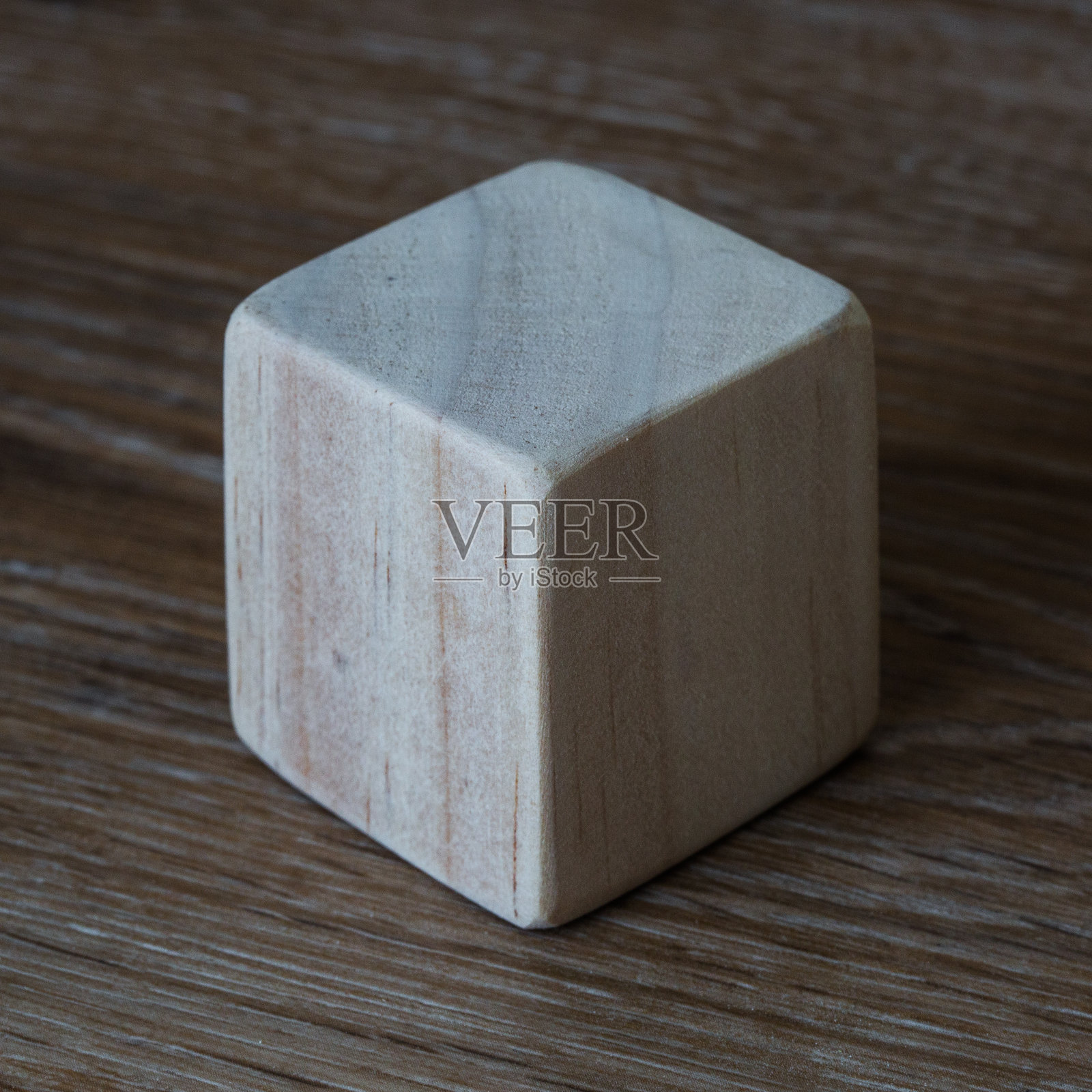 木纹木背景上的光滑的木方或木块，显示有纹理的绿色木纹，有复制空间和空白或空白的面照片摄影图片