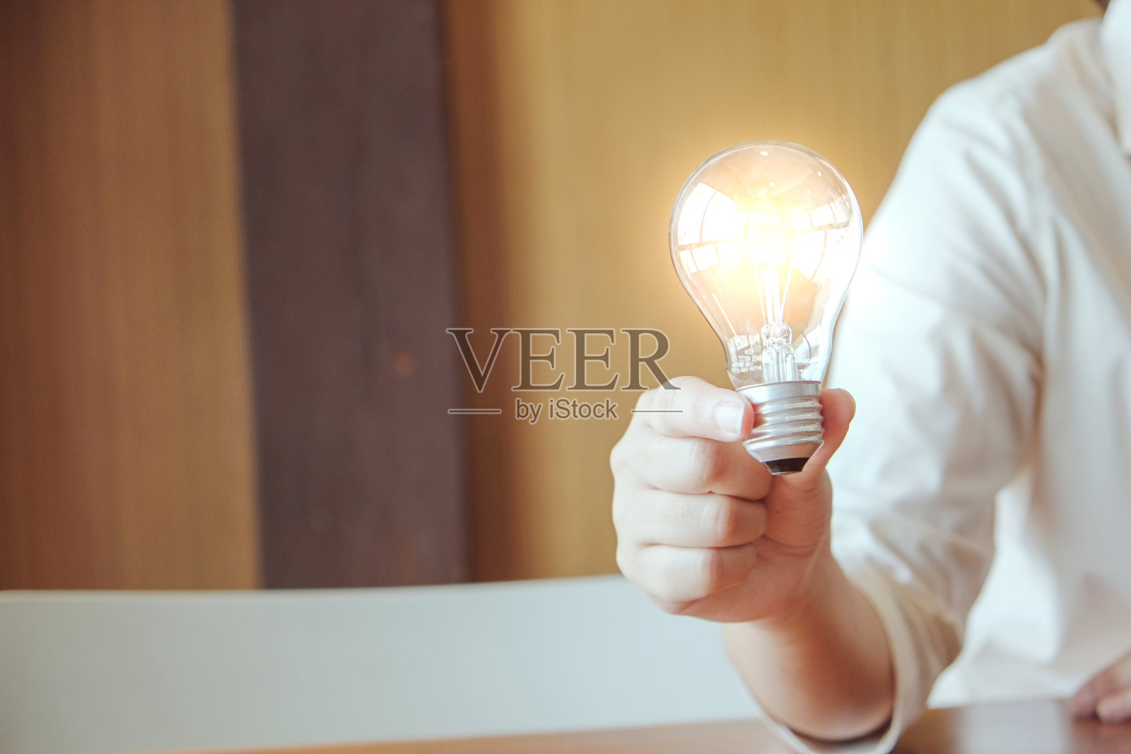 持灯泡的商人的想法，用灯泡的概念创意。照片摄影图片