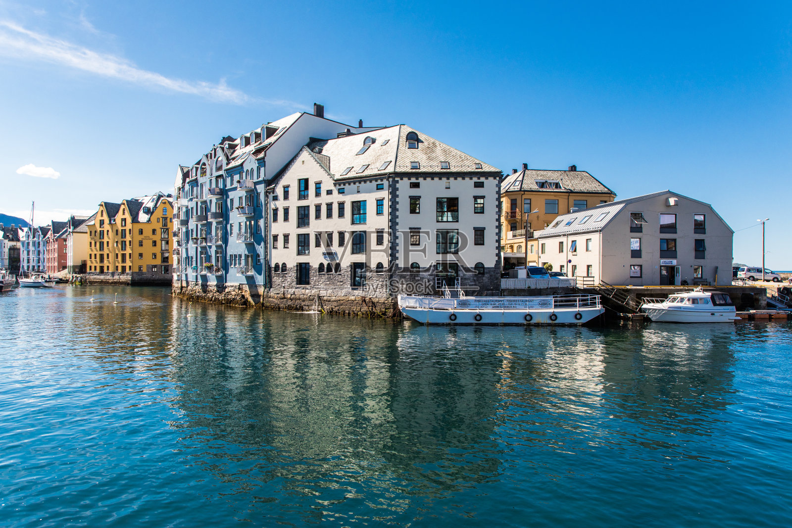 2019年6月，在挪威奥勒松港，你可以看到色彩斑斓的新艺术建筑。奥勒松的建筑和停靠的帆船和船只的全景。照片摄影图片