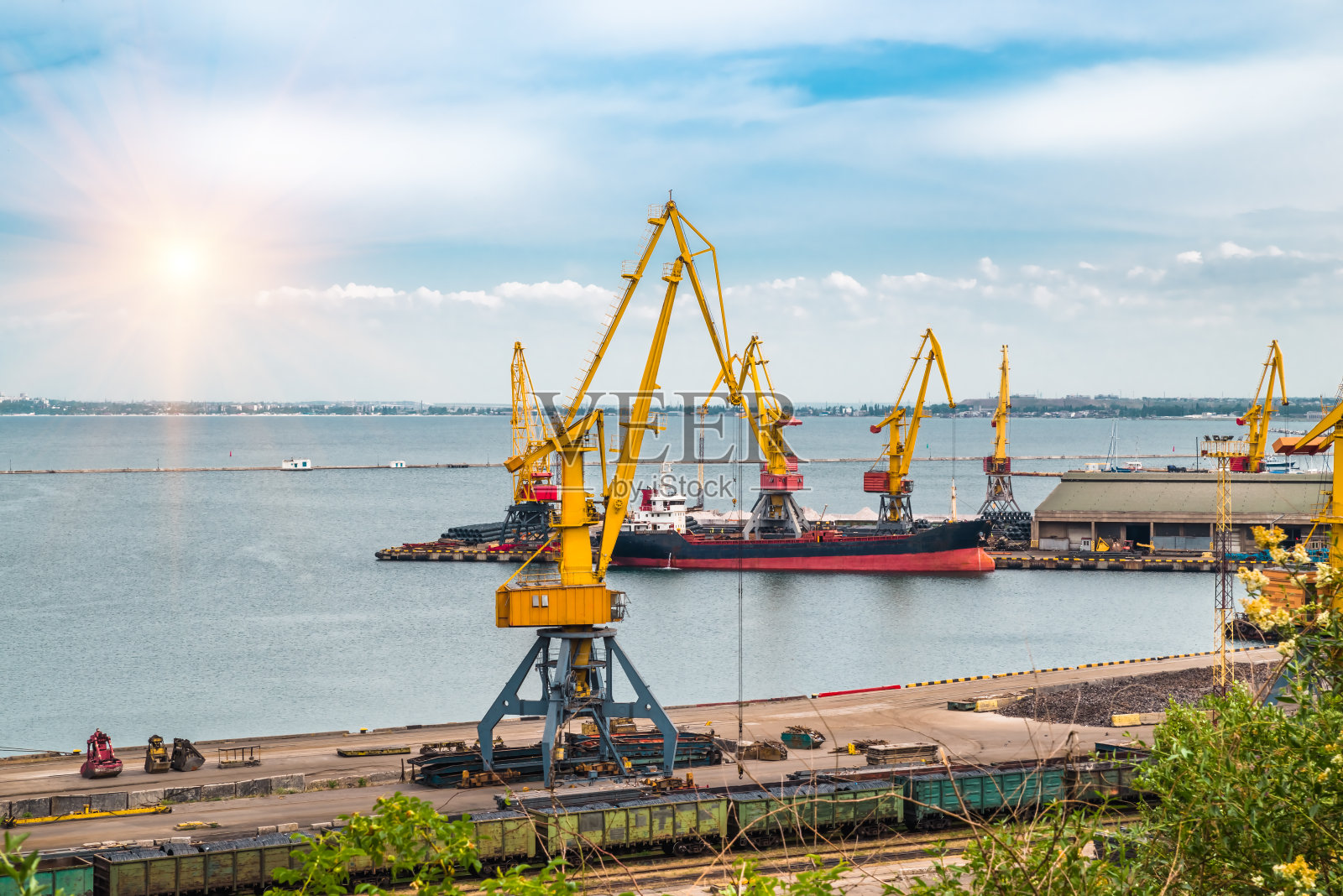 夏日海港的大型船舶和起重机照片摄影图片