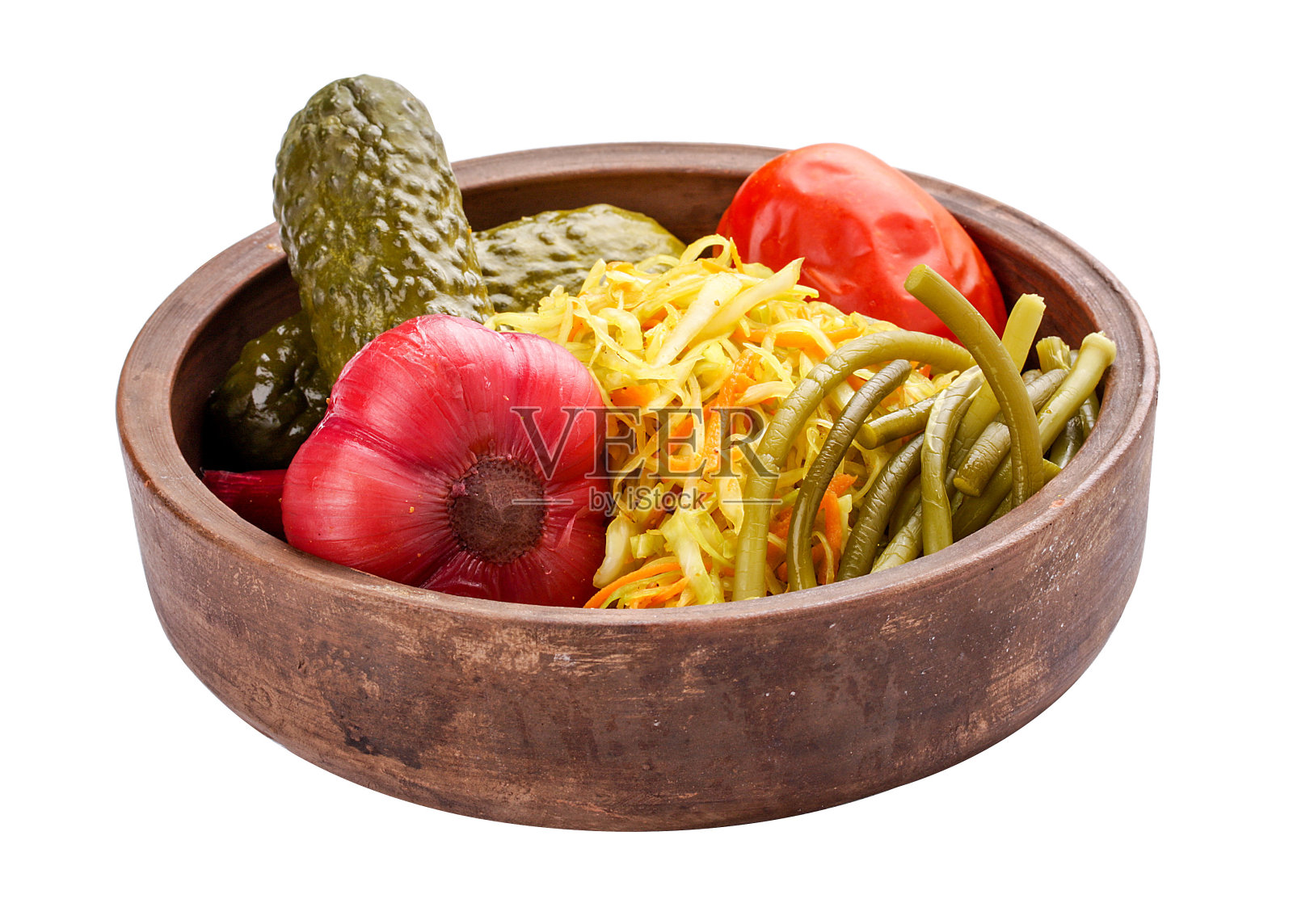 家庭用木盘腌制蔬菜。在白色的背景上照片摄影图片