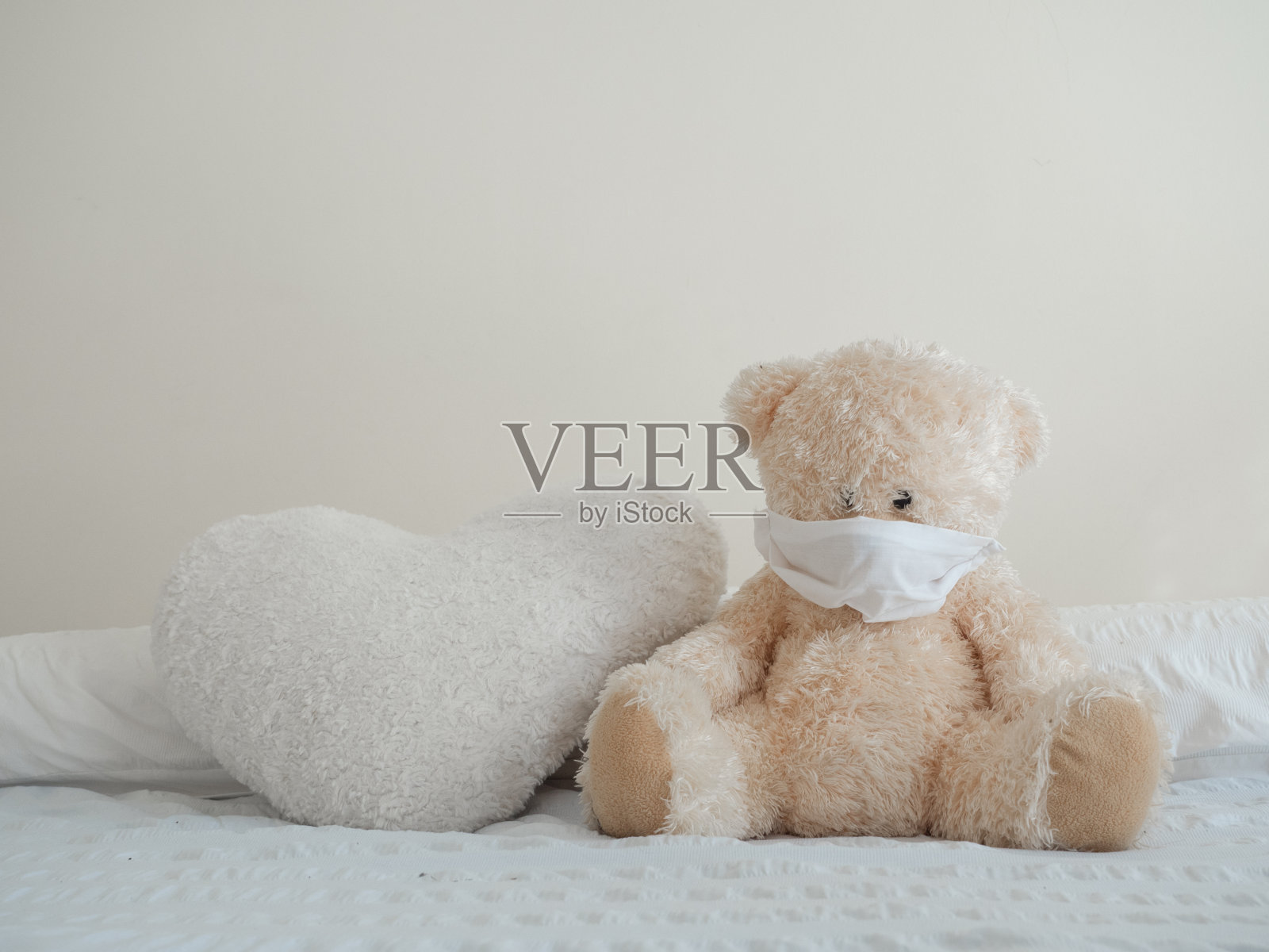 带面具的玩具泰迪熊照片摄影图片