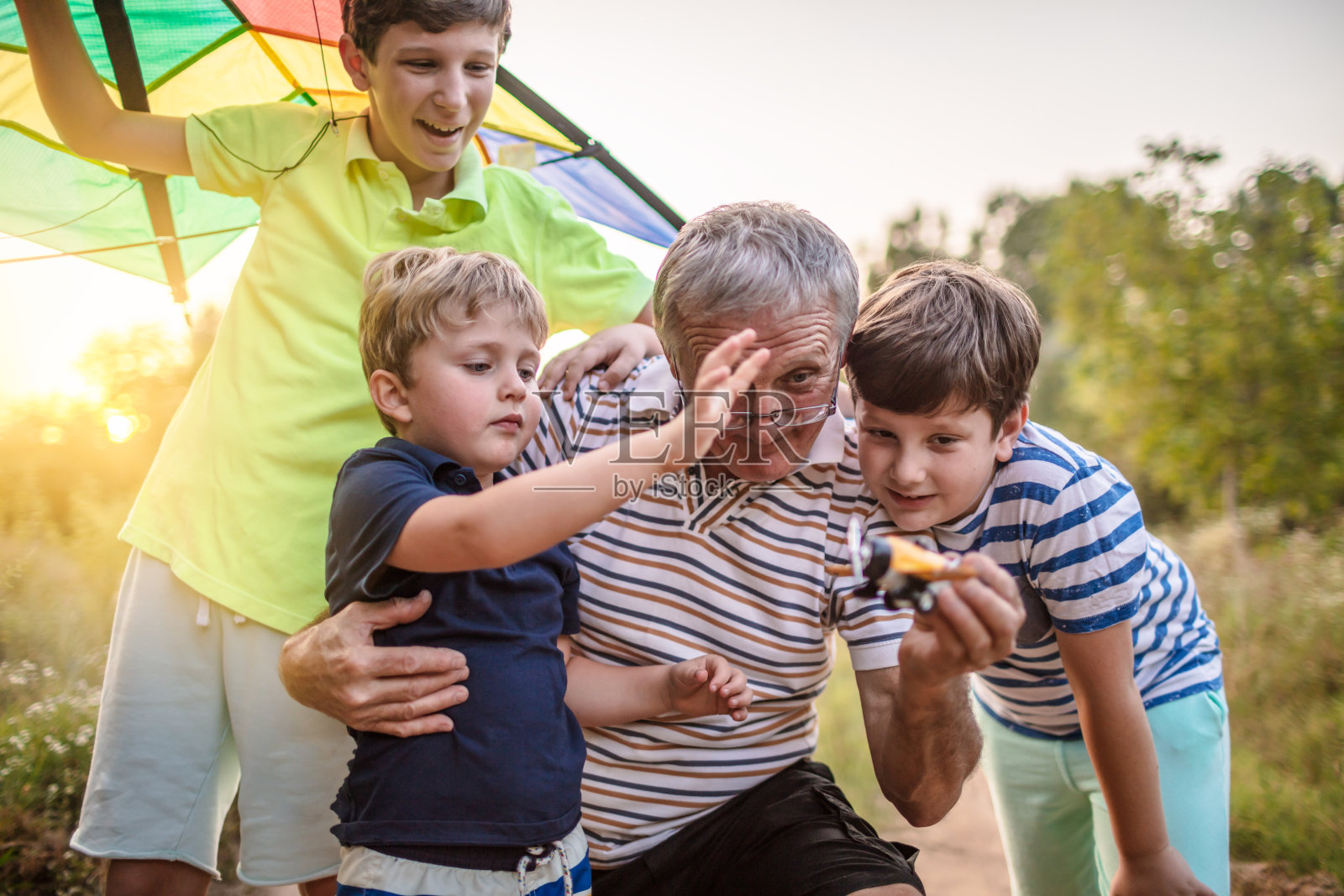 和我的孙子们在一起照片摄影图片