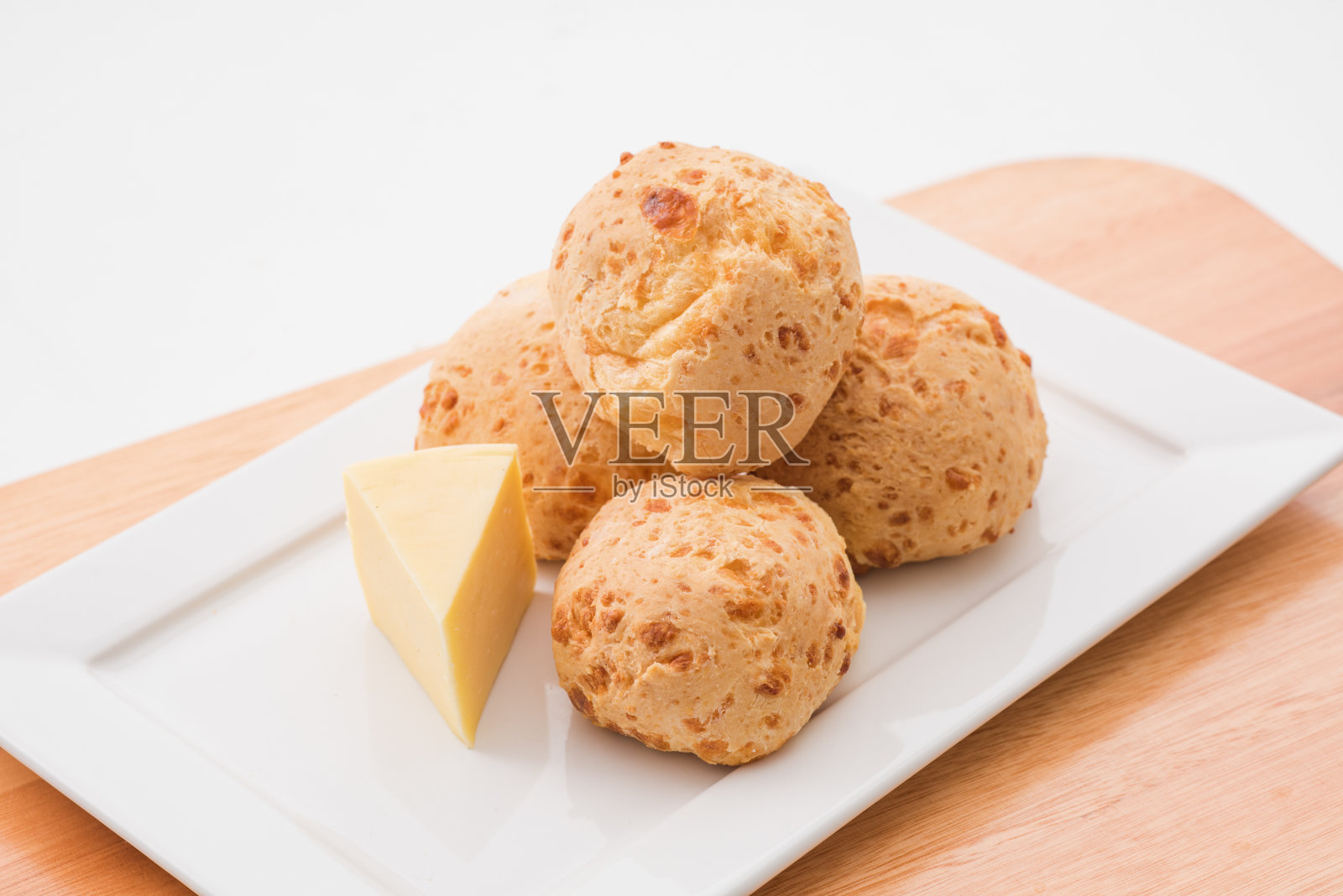 白色背景的巴西奶酪面包。Pao de queijo照片摄影图片